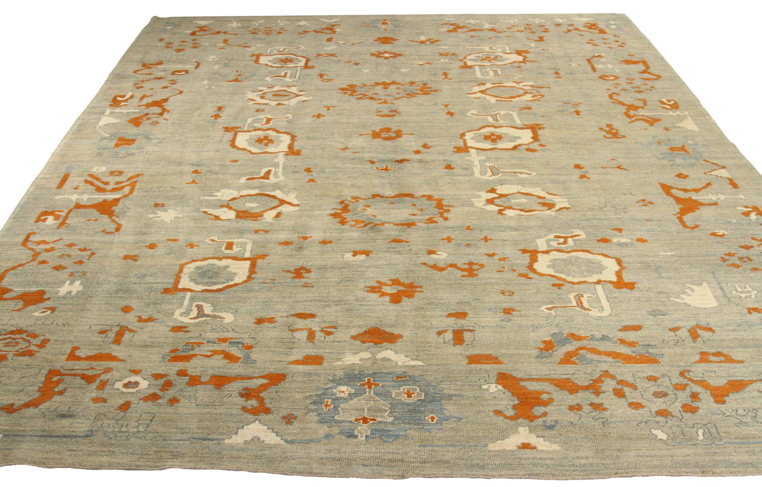 Scopri l'eleganza dei tappeti persiani Oushak con le caratteristiche dei tappeti CIRCA del 1990. Progettato con una meticolosa attenzione ai dettagli, questo design esclusivo è perfetto per valorizzare il tuo spazio.