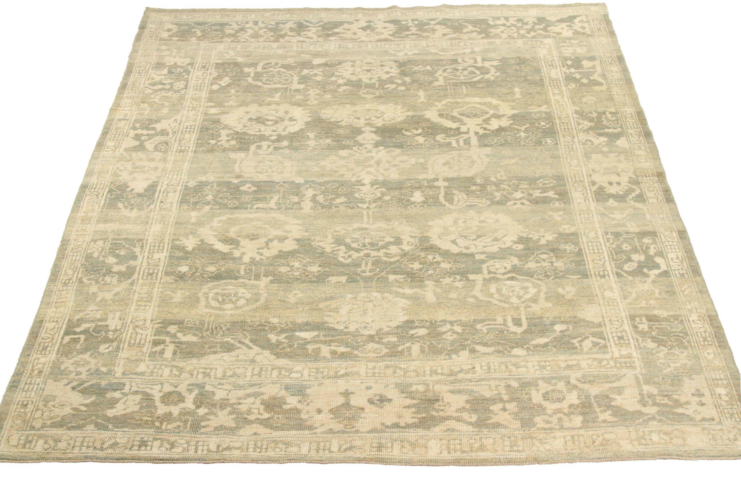 Entdecken Sie die Eleganz des persischen Oushak mit Teppichen aus der Zeit um 1990. Dieses exklusive Design, das mit viel Liebe zum Detail entworfen wurde, ist perfekt, um Ihren Raum zu verschönern.