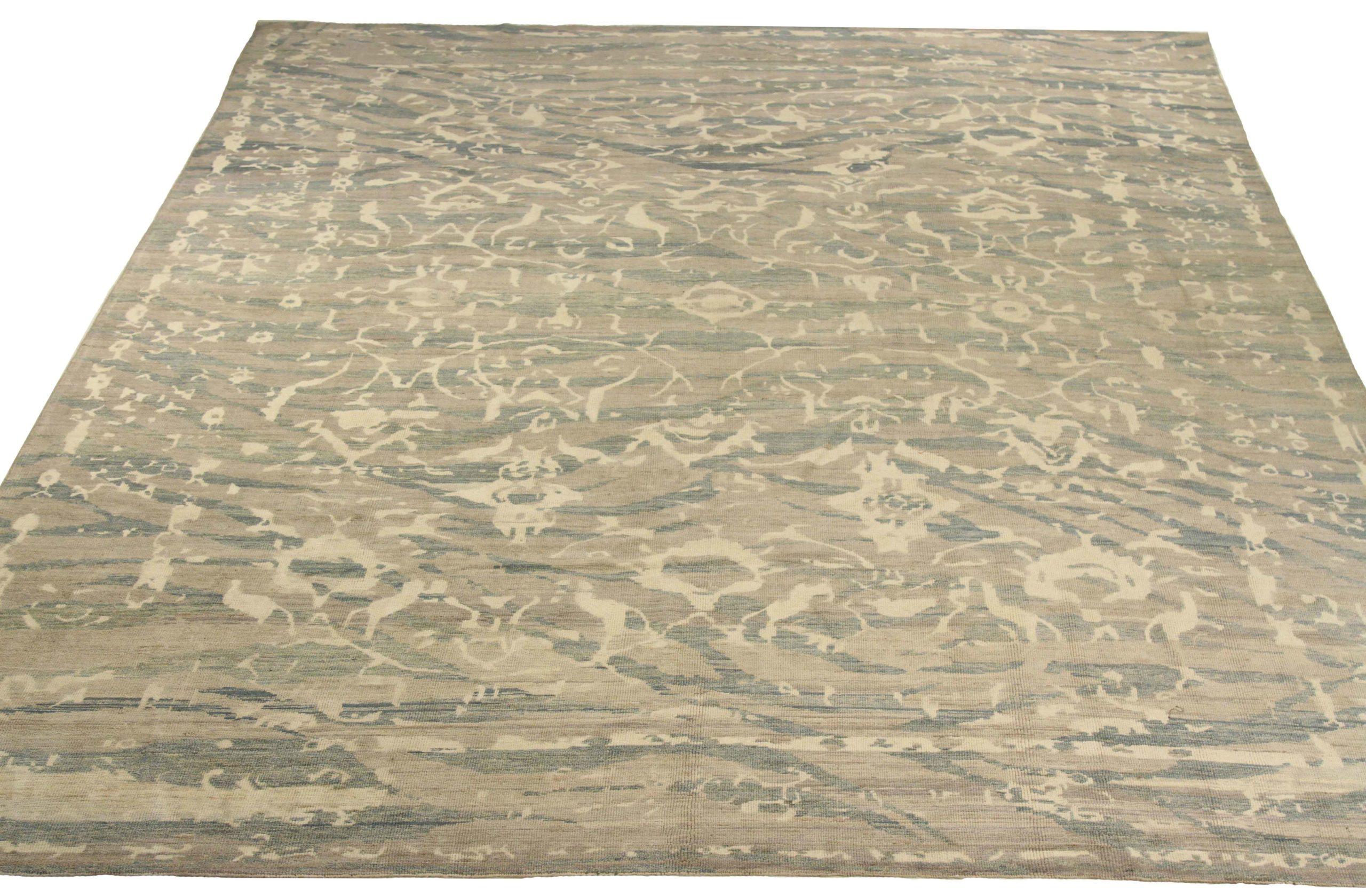 Descubre la elegancia de las alfombras persas Oushak de Circa 1990. Diseñado con meticulosa atención al detalle, este diseño exclusivo es perfecto para realzar tu espacio.