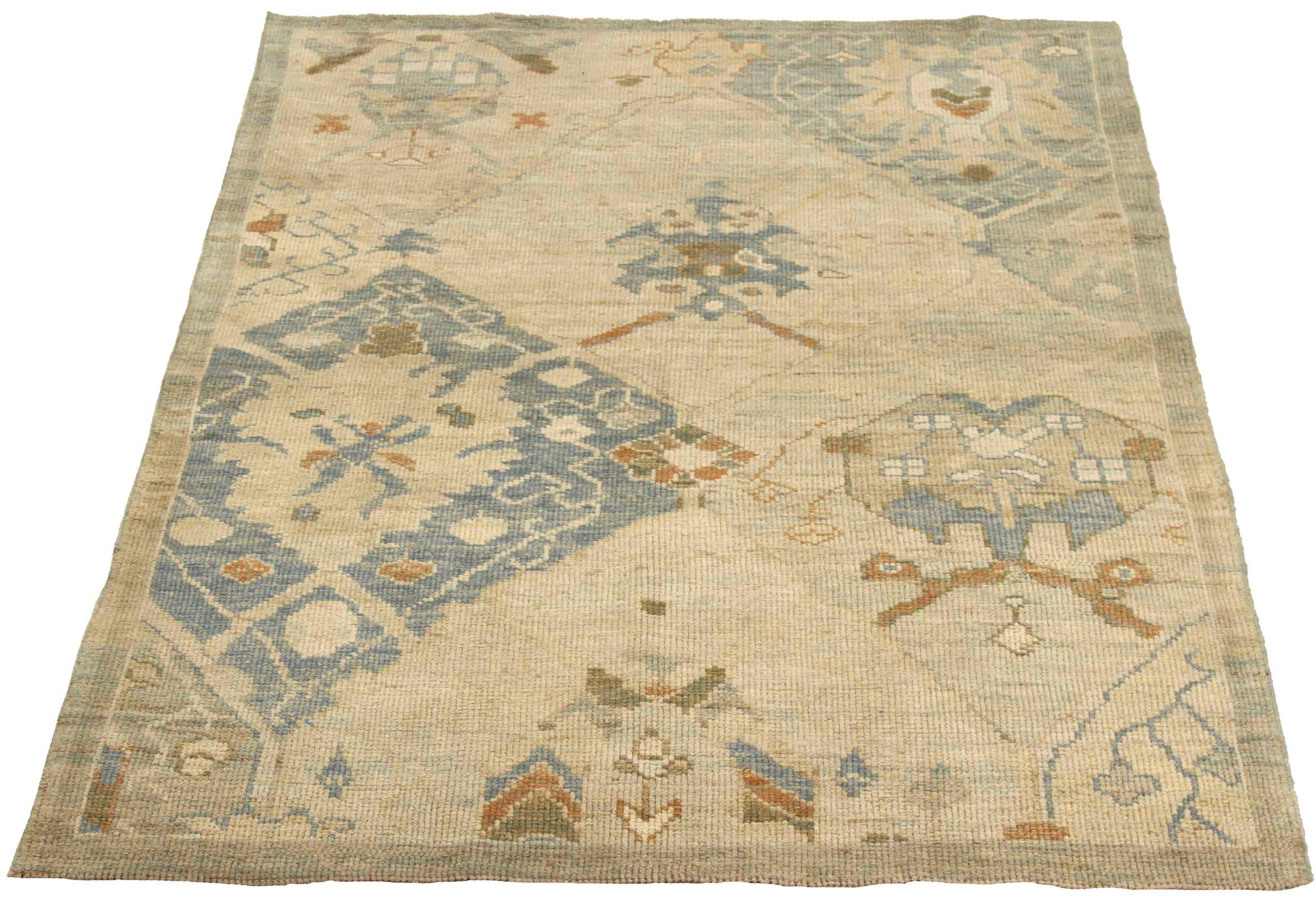 Entdecken Sie die Eleganz des persischen Oushak mit Teppichen aus der Zeit um 1990. Dieses exklusive Design, das mit viel Liebe zum Detail entworfen wurde, ist perfekt, um Ihren Raum zu verschönern.
