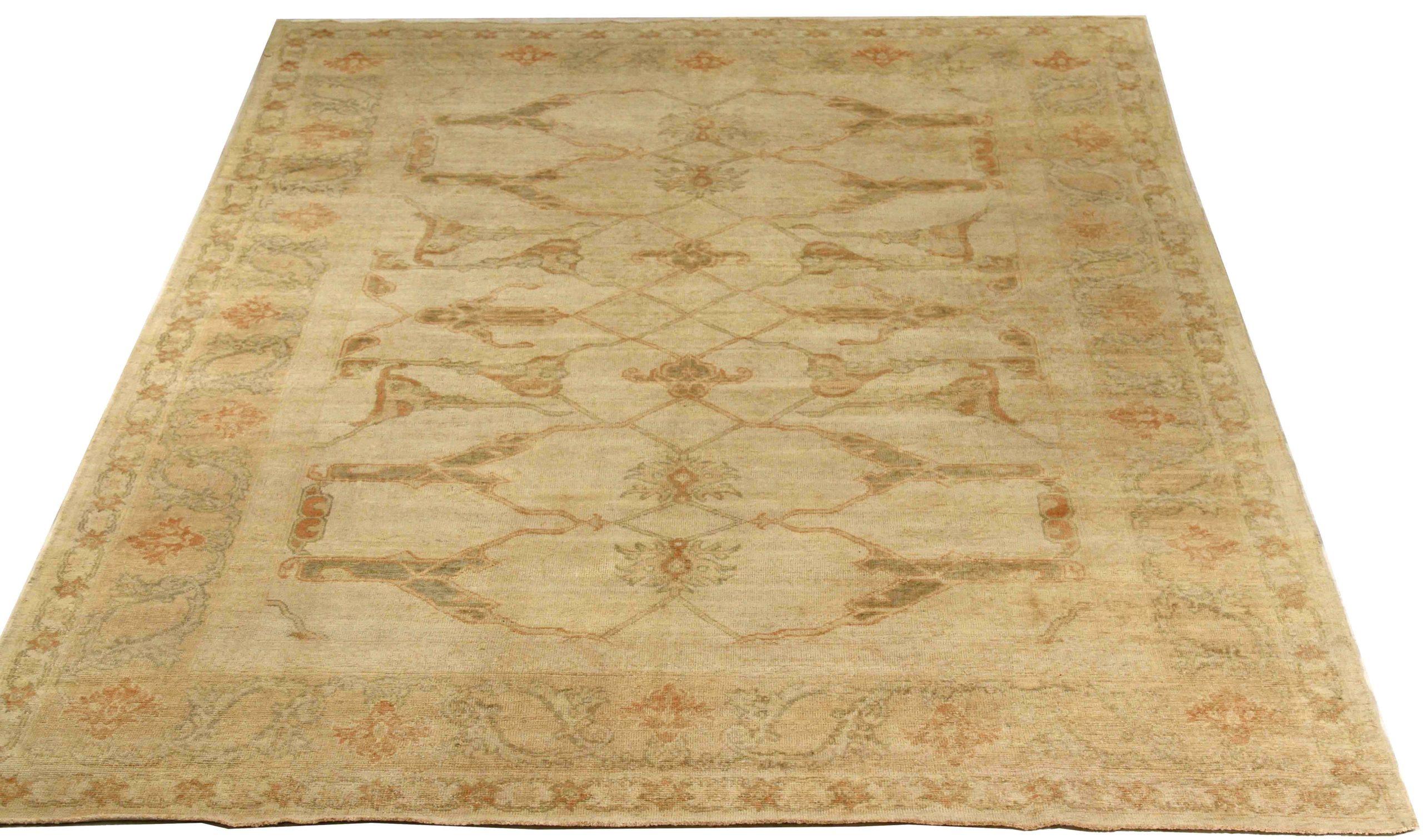 Scopri l'eleganza dei tappeti persiani Oushak con le caratteristiche dei tappeti CIRCA del 1990. Progettato con una meticolosa attenzione ai dettagli, questo design esclusivo è perfetto per valorizzare il tuo spazio.