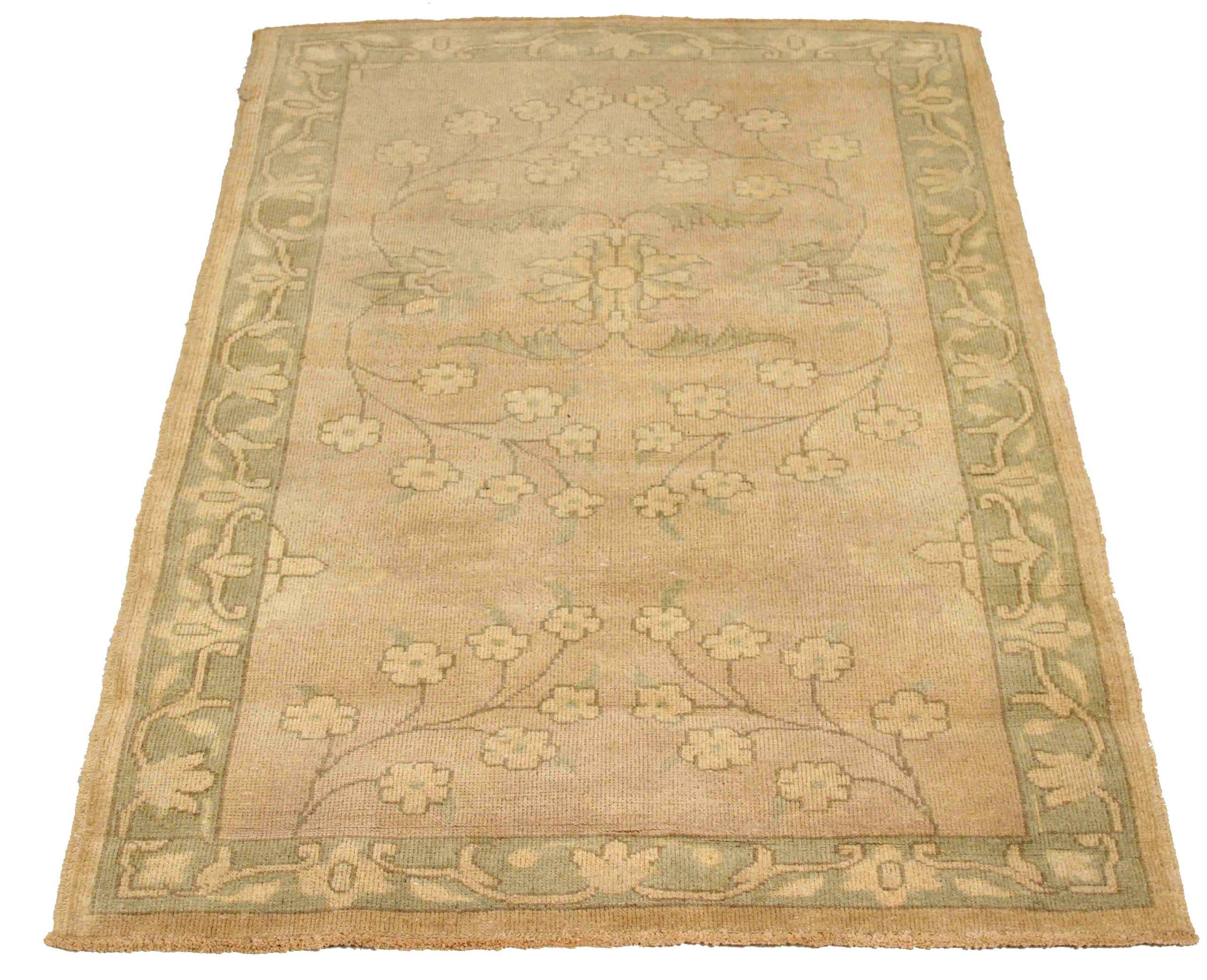 Entdecken Sie die Eleganz des persischen Oushak mit Teppichen aus der Zeit um 1990. Dieses exklusive Design, das mit viel Liebe zum Detail entworfen wurde, ist perfekt, um Ihren Raum zu verschönern.