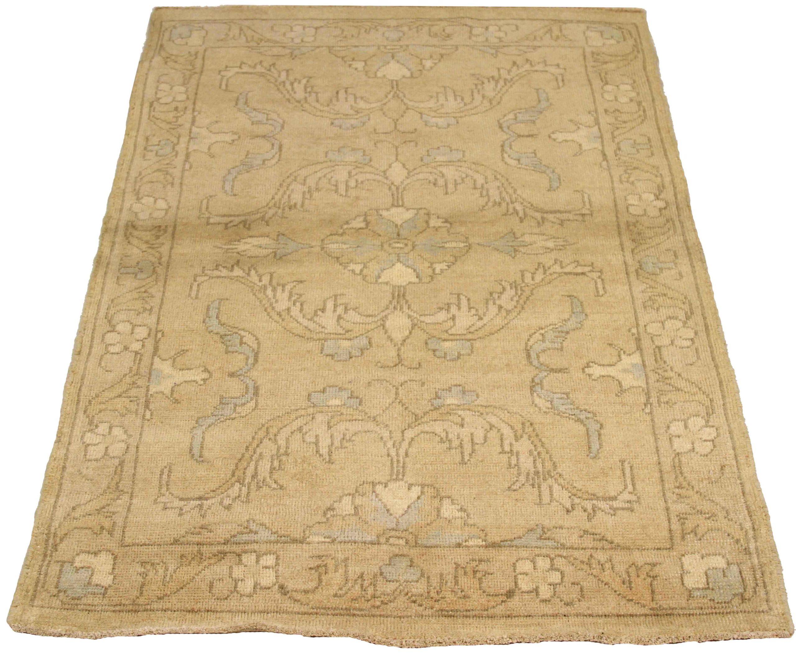Entdecken Sie die Eleganz des persischen Oushak mit Teppichen aus der Zeit um 1990. Dieses exklusive Design, das mit viel Liebe zum Detail entworfen wurde, ist perfekt, um Ihren Raum zu verschönern.