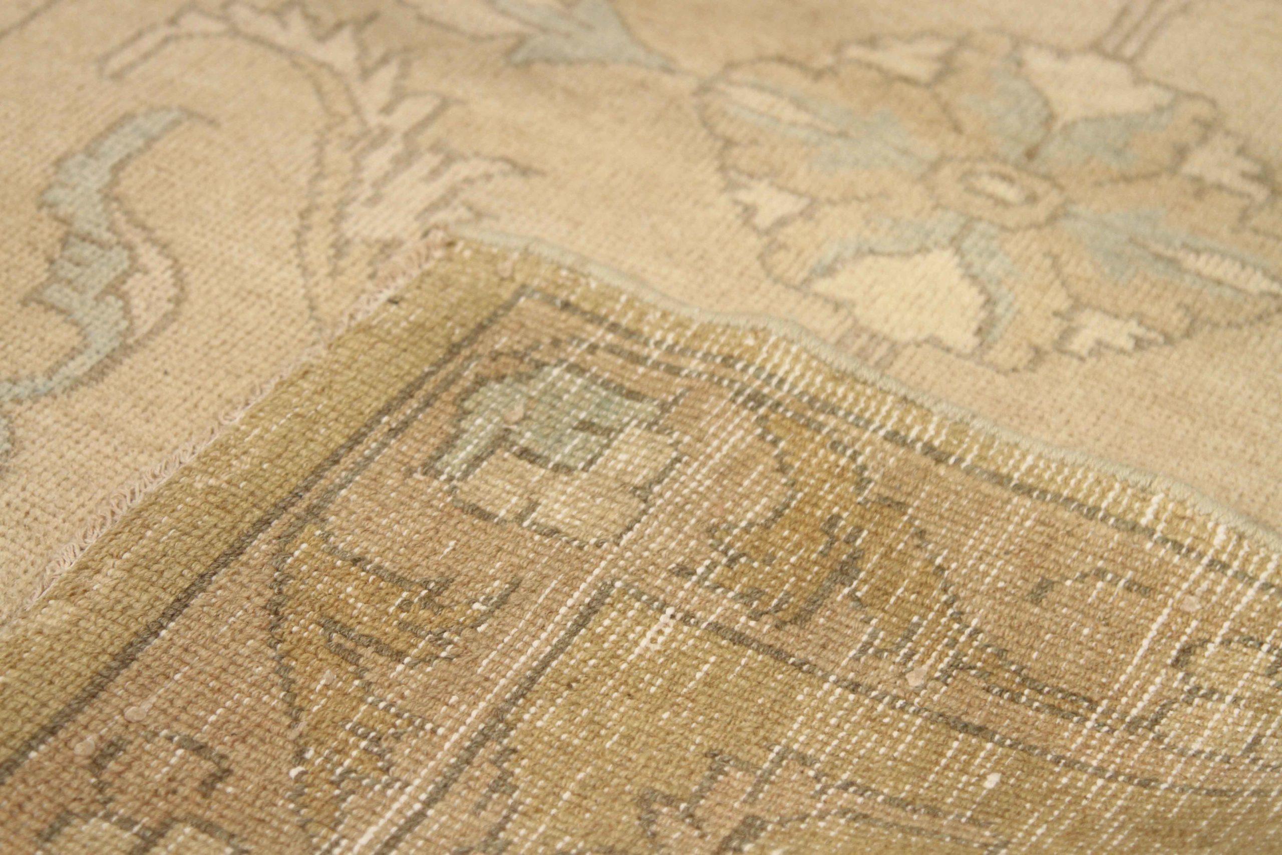 Persian Oushak Area Rugs Circa 1990 - 66742 (Asiatisch) im Angebot