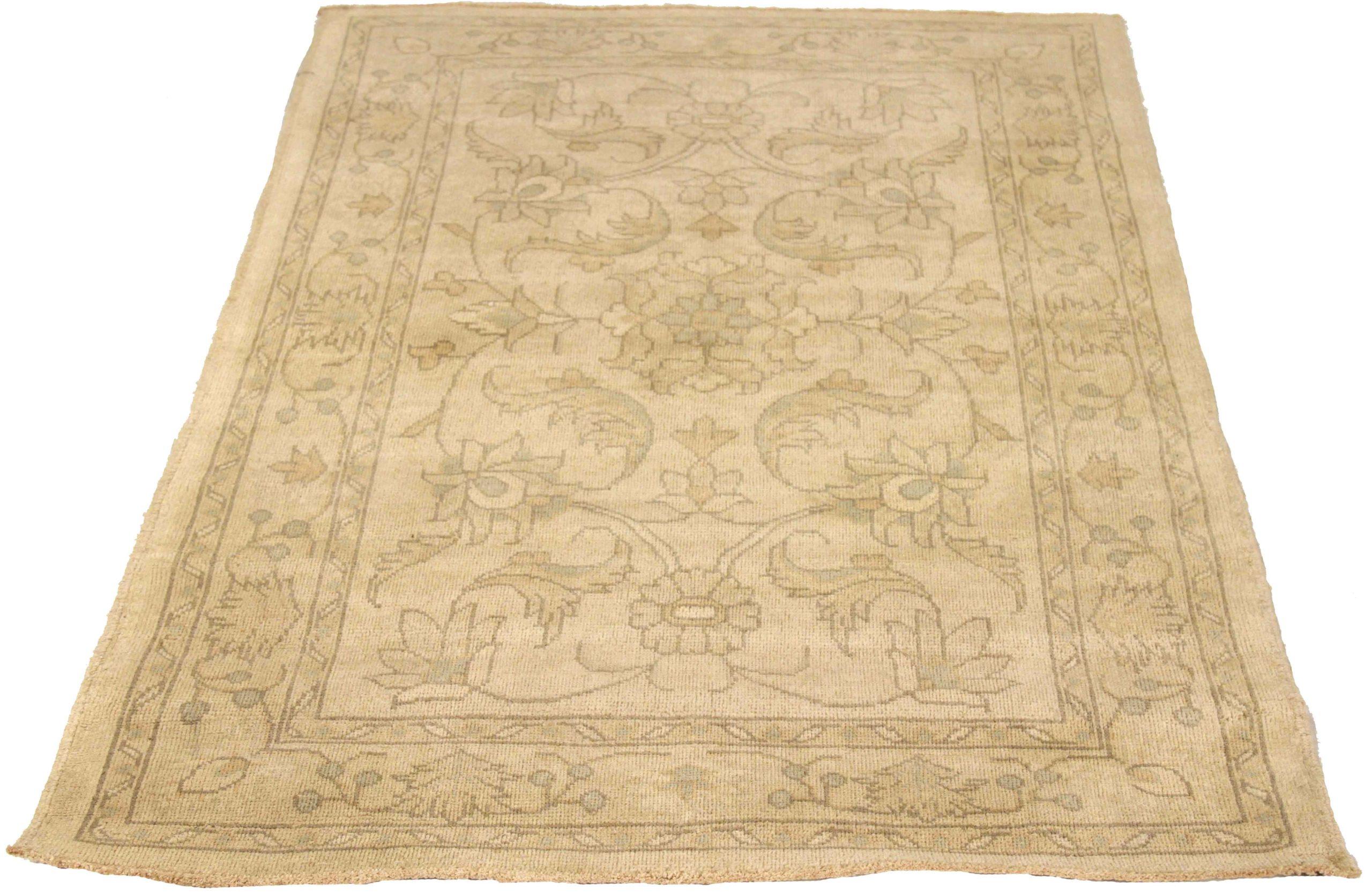 Entdecken Sie die Eleganz des persischen Oushak mit Teppichen aus der Zeit um 1990. Dieses exklusive Design, das mit viel Liebe zum Detail entworfen wurde, ist perfekt, um Ihren Raum zu verschönern.