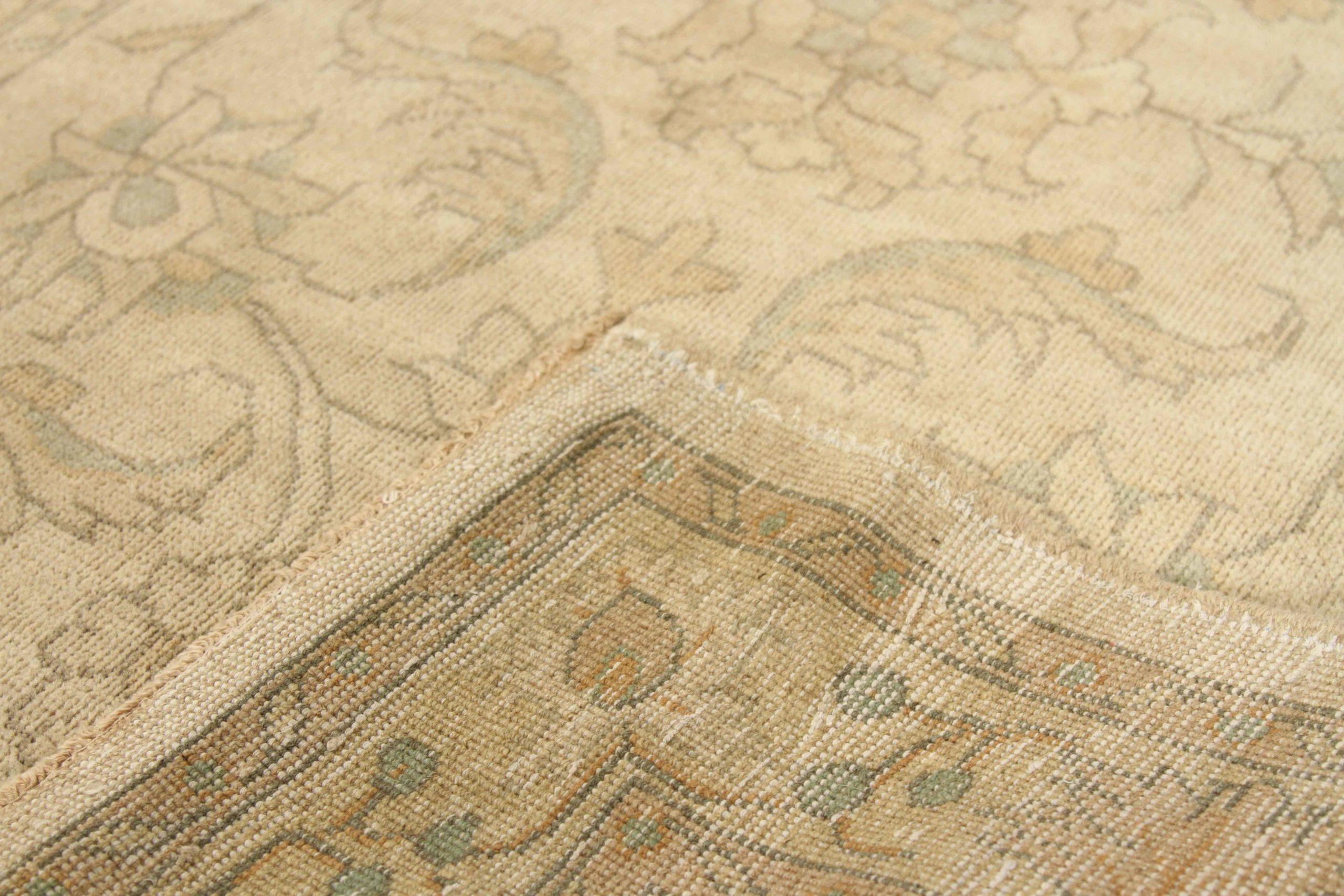 Persian Oushak Area Rugs Circa 1990 - 66747 (Asiatisch) im Angebot