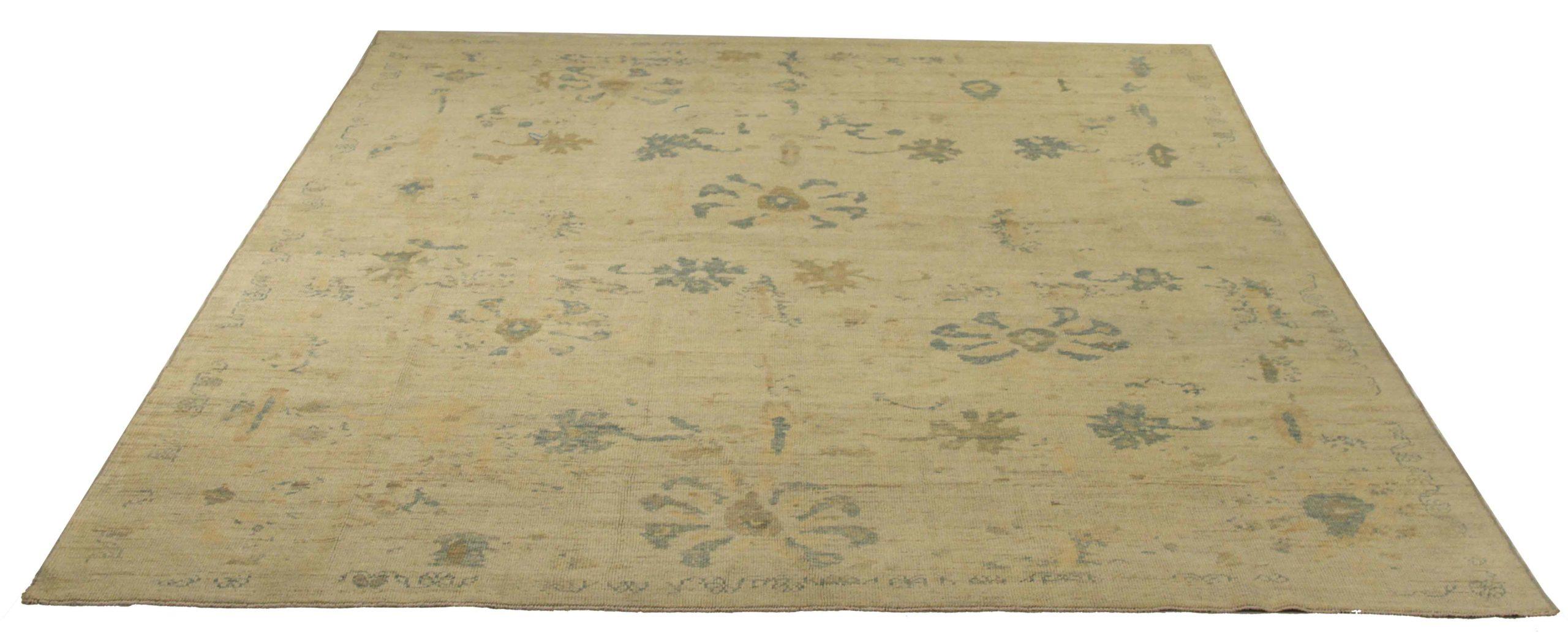 Descubre la elegancia de las alfombras persas Oushak de Circa 1990. Diseñado con meticulosa atención al detalle, este diseño exclusivo es perfecto para realzar tu espacio.