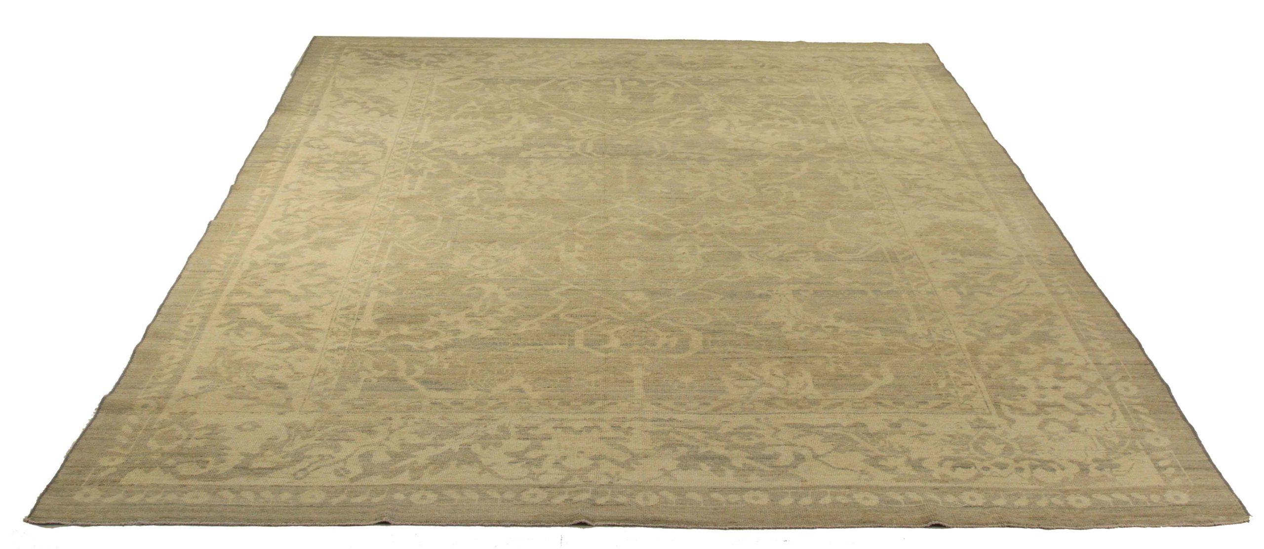 Scopri l'eleganza dei tappeti persiani Oushak con le caratteristiche dei tappeti CIRCA del 1990. Progettato con una meticolosa attenzione ai dettagli, questo design esclusivo è perfetto per valorizzare il tuo spazio.