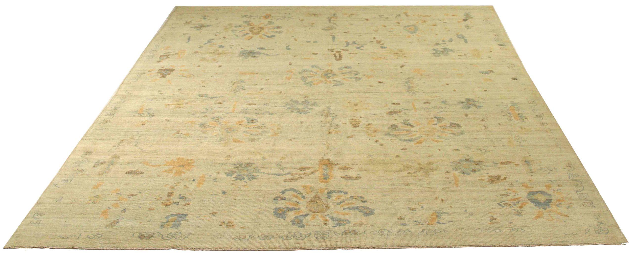 Descubre la elegancia de las alfombras persas Oushak de Circa 1990. Diseñado con meticulosa atención al detalle, este diseño exclusivo es perfecto para realzar tu espacio.