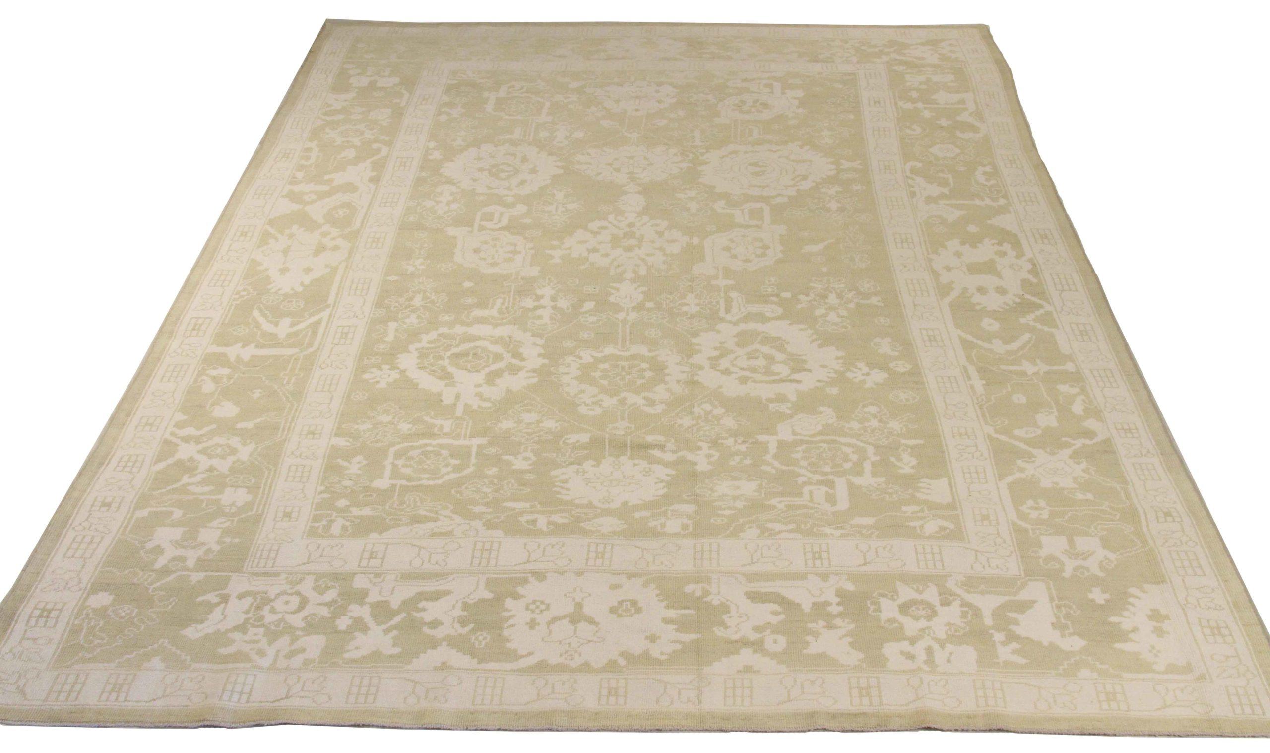 Scopri l'eleganza dei tappeti persiani Oushak con le caratteristiche dei tappeti CIRCA del 1990. Progettato con una meticolosa attenzione ai dettagli, questo design esclusivo è perfetto per valorizzare il tuo spazio.