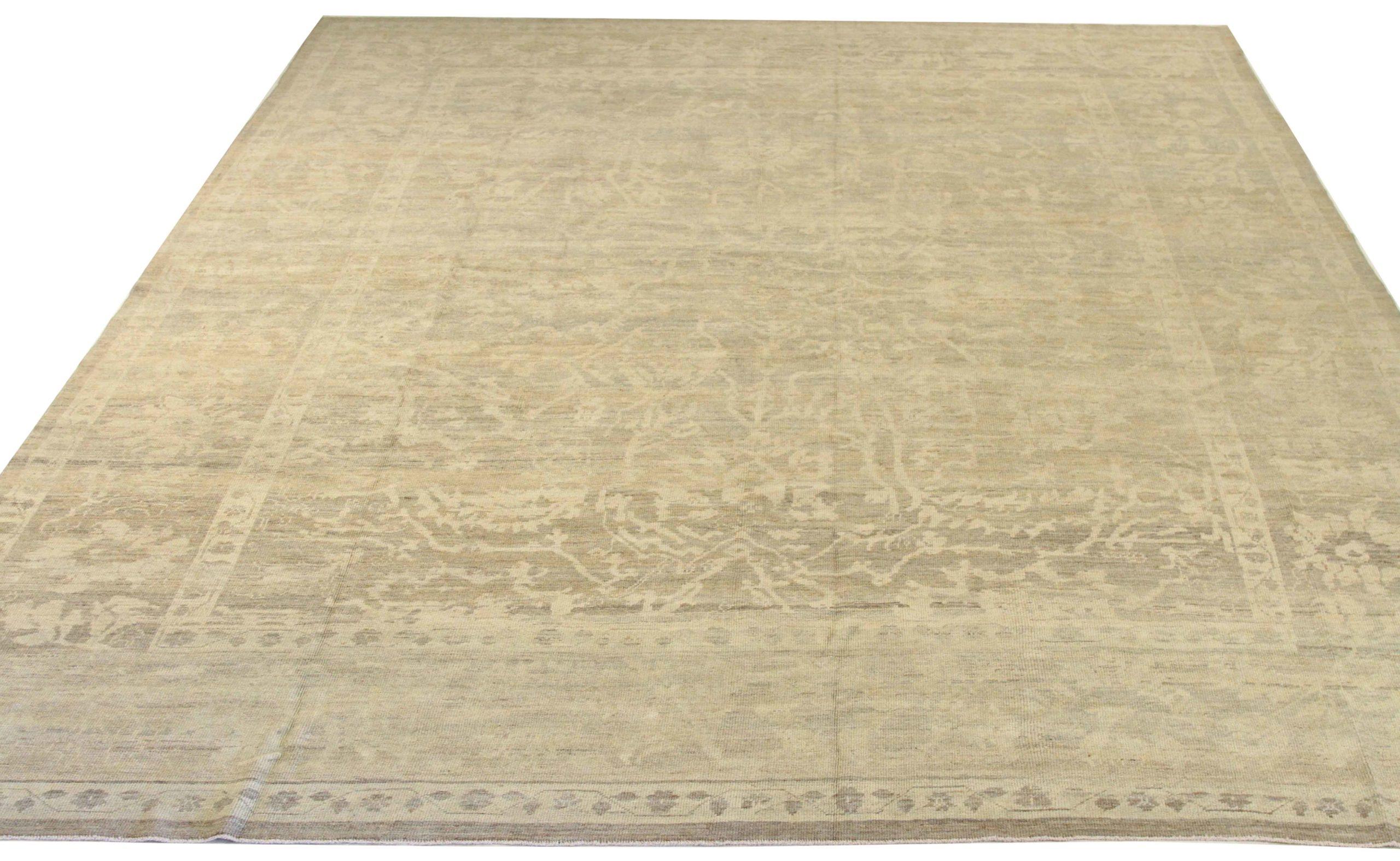 Découvrez l'élégance des tapis persans Oushak de Circa 1990. Conçu avec une attention méticuleuse aux détails, ce design exclusif est parfait pour mettre en valeur votre espace.