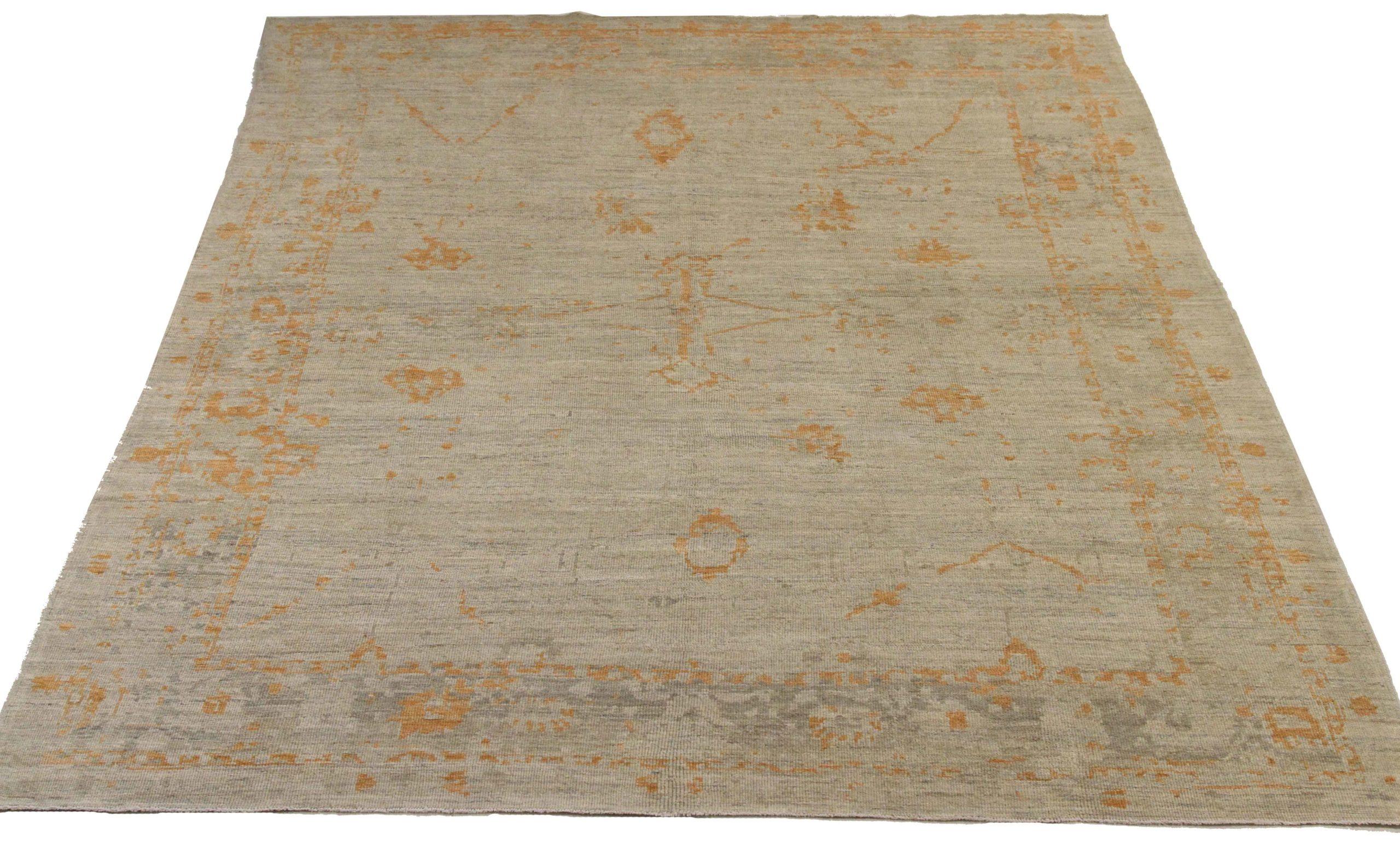 Descubre la elegancia de las alfombras persas Oushak de Circa 1990. Diseñado con meticulosa atención al detalle, este diseño exclusivo es perfecto para realzar tu espacio.