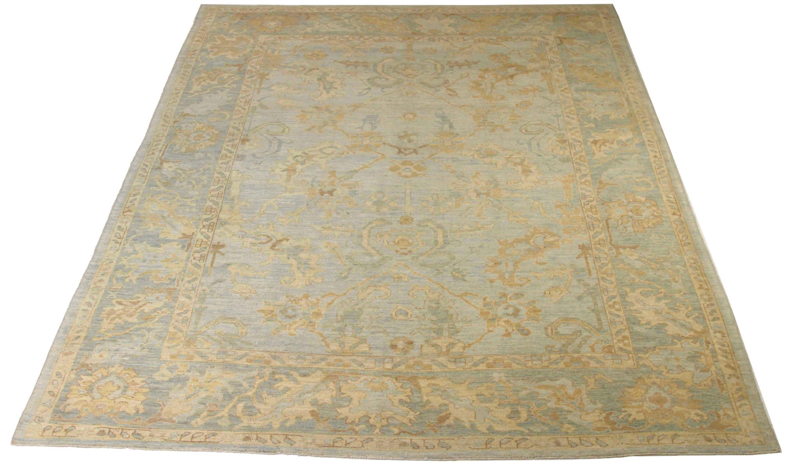 Descubre la elegancia de las alfombras persas Oushak de Circa 1990. Diseñado con meticulosa atención al detalle, este diseño exclusivo es perfecto para realzar tu espacio.
