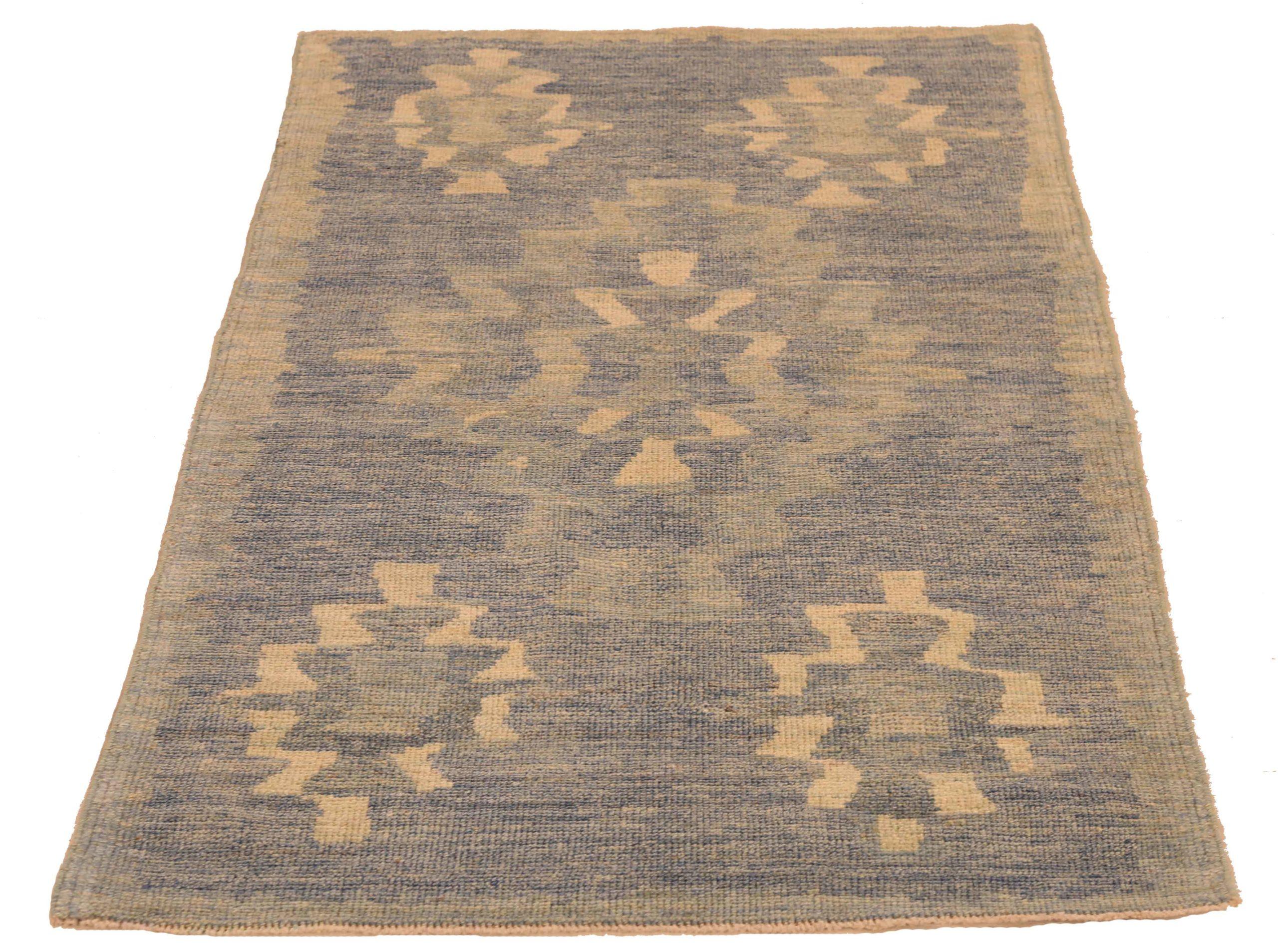 Découvrez l'élégance des tapis persans Oushak de Circa 1990. Conçu avec une attention méticuleuse aux détails, ce design exclusif est parfait pour mettre en valeur votre espace.