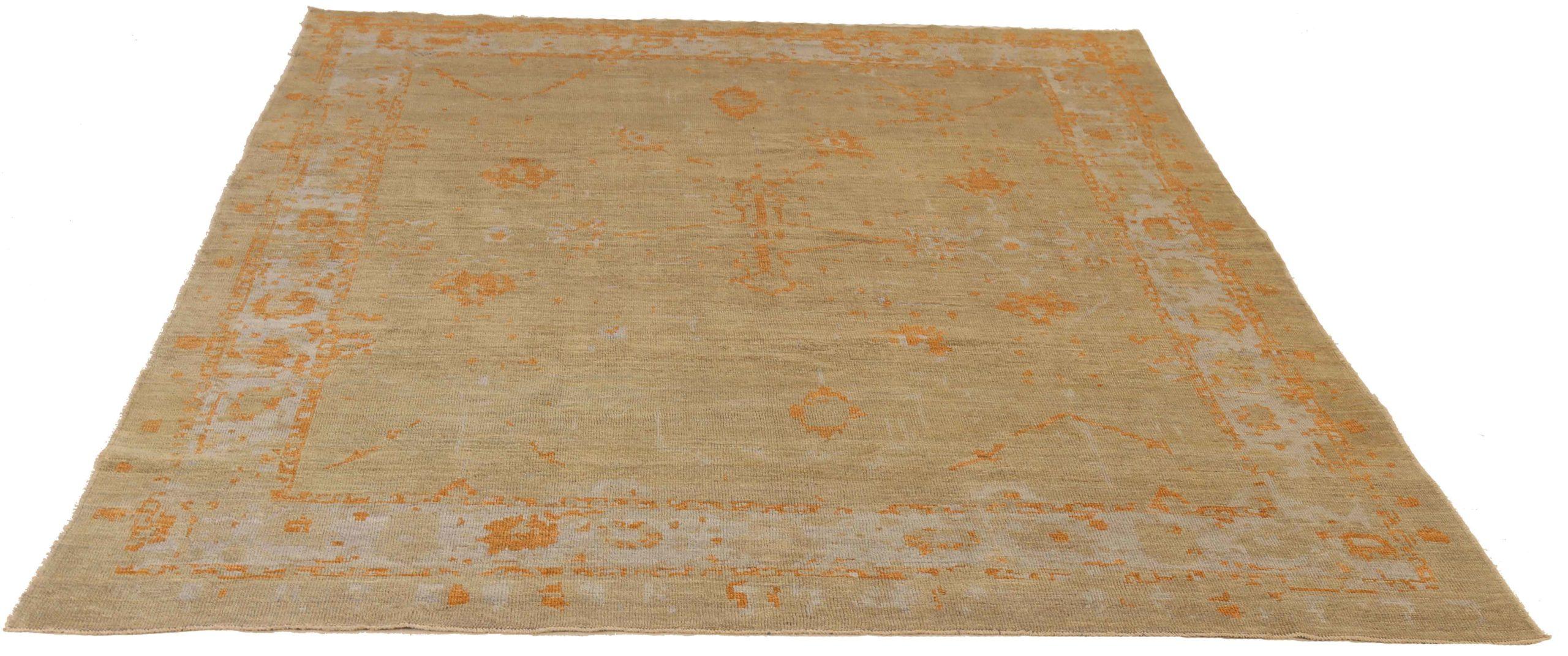 Descubre la elegancia de las alfombras persas Oushak de Circa 1990. Diseñado con meticulosa atención al detalle, este diseño exclusivo es perfecto para realzar tu espacio.