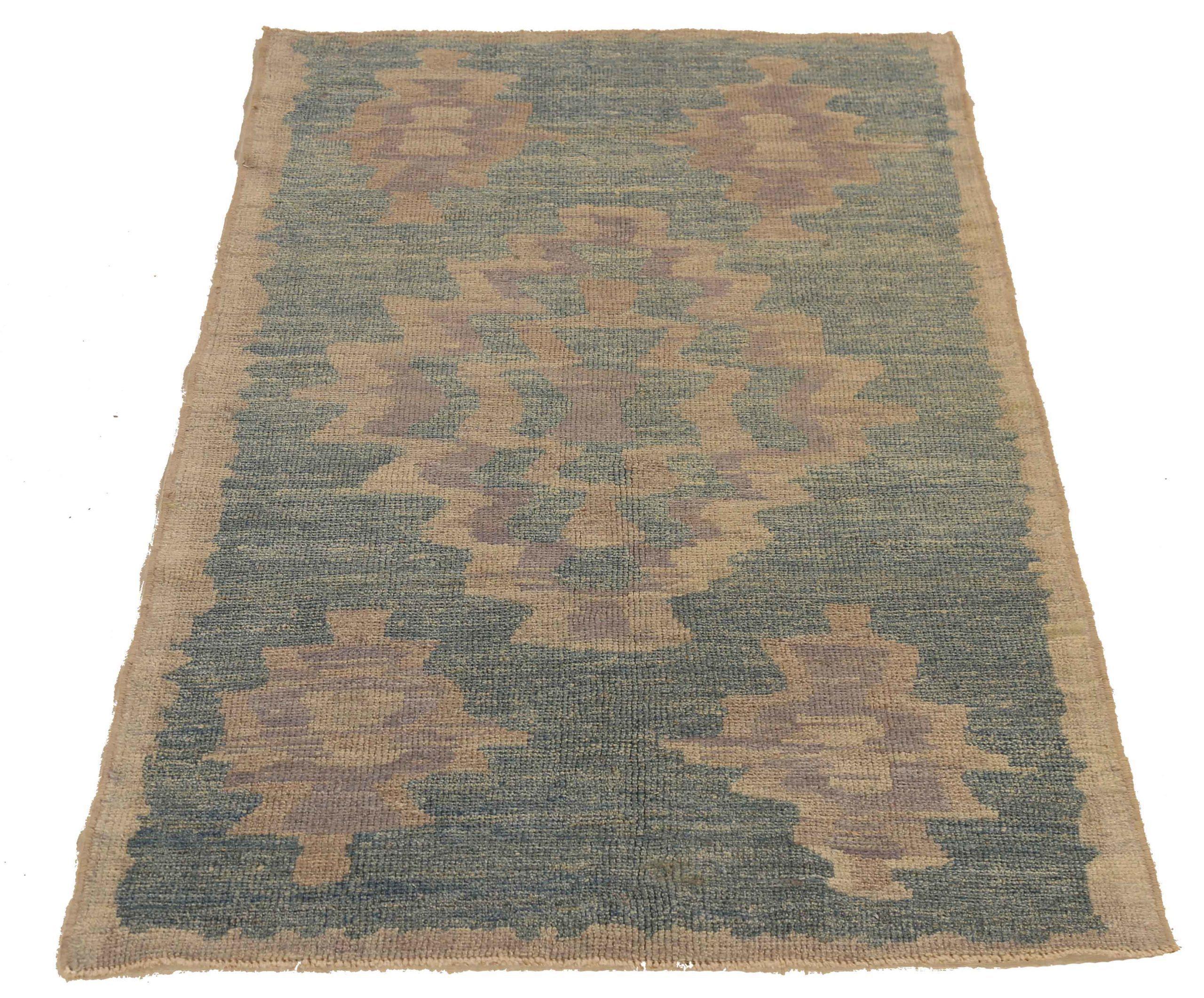 Scopri l'eleganza dei tappeti persiani Oushak con le caratteristiche dei tappeti CIRCA del 1990. Progettato con una meticolosa attenzione ai dettagli, questo design esclusivo è perfetto per valorizzare il tuo spazio.