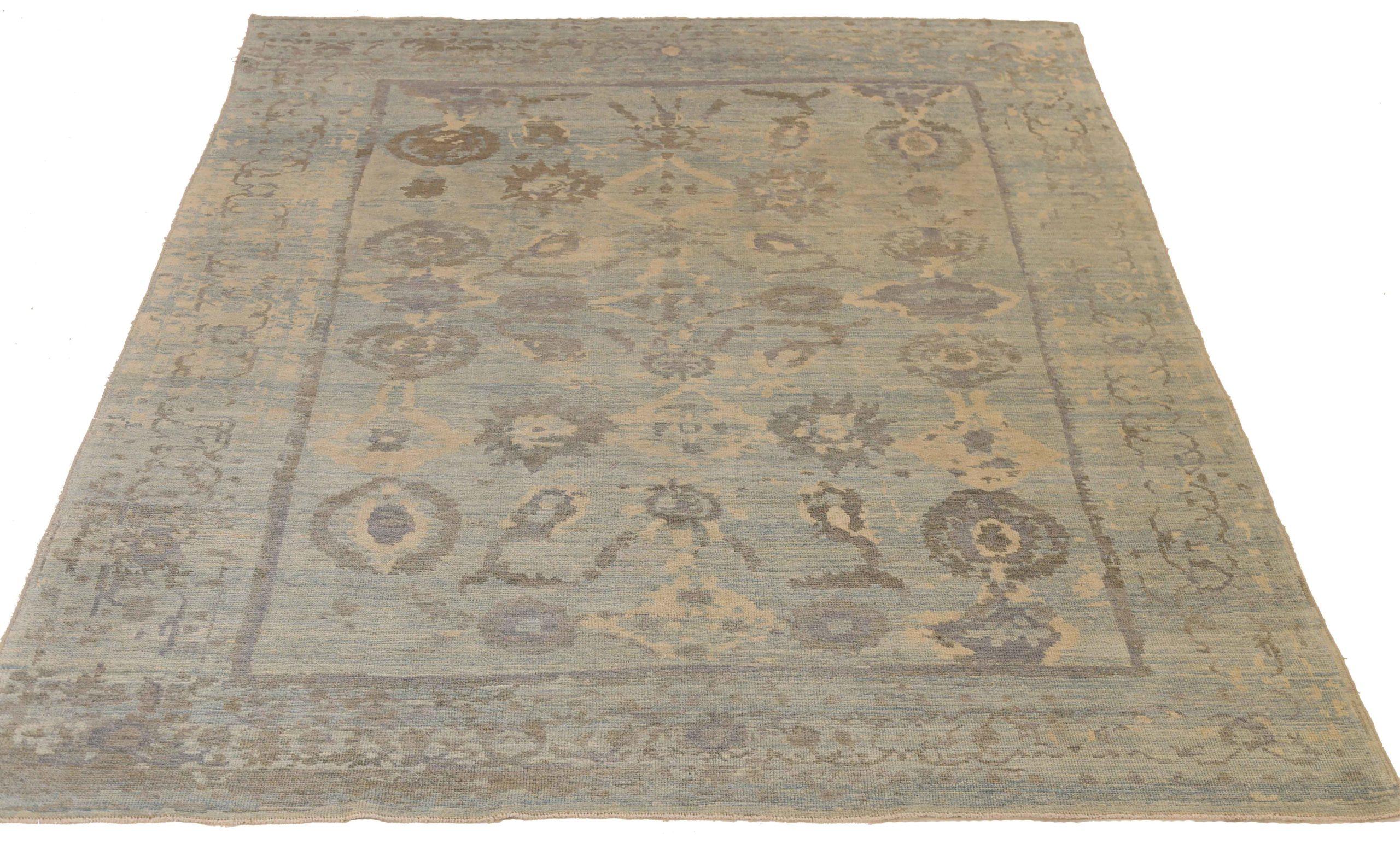 Entdecken Sie die Eleganz des persischen Oushak mit Teppichen aus der Zeit um 1990. Dieses exklusive Design, das mit viel Liebe zum Detail entworfen wurde, ist perfekt, um Ihren Raum zu verschönern.