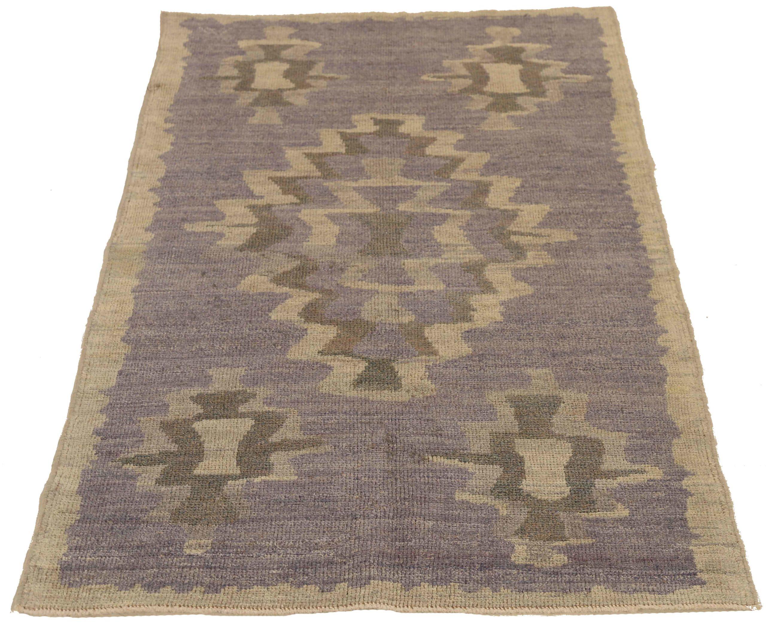 Descubre la elegancia de las alfombras persas Oushak de Circa 1990. Diseñado con meticulosa atención al detalle, este diseño exclusivo es perfecto para realzar tu espacio.
