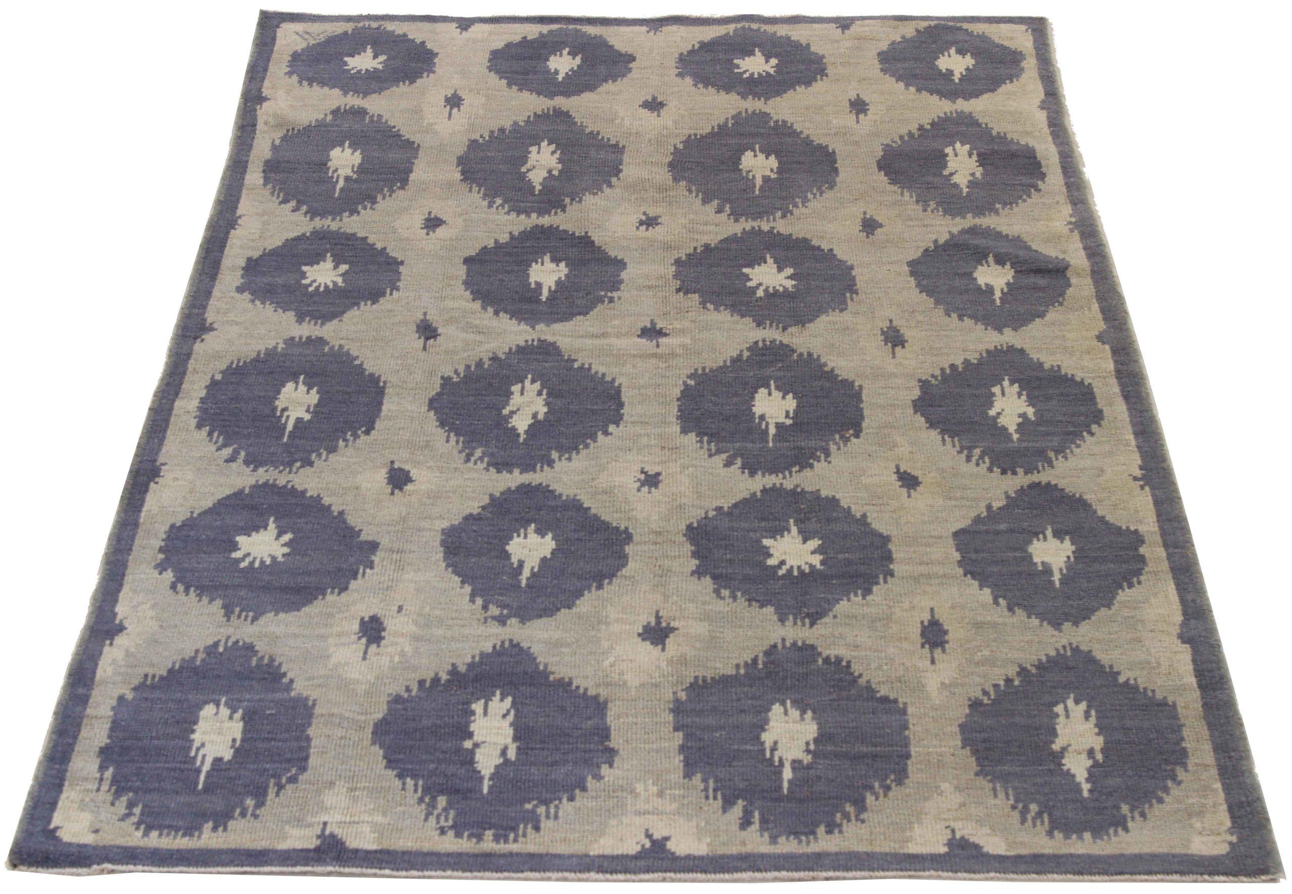 Découvrez l'élégance des tapis persans Oushak de Circa 1990. Conçu avec une attention méticuleuse aux détails, ce design exclusif est parfait pour mettre en valeur votre espace.