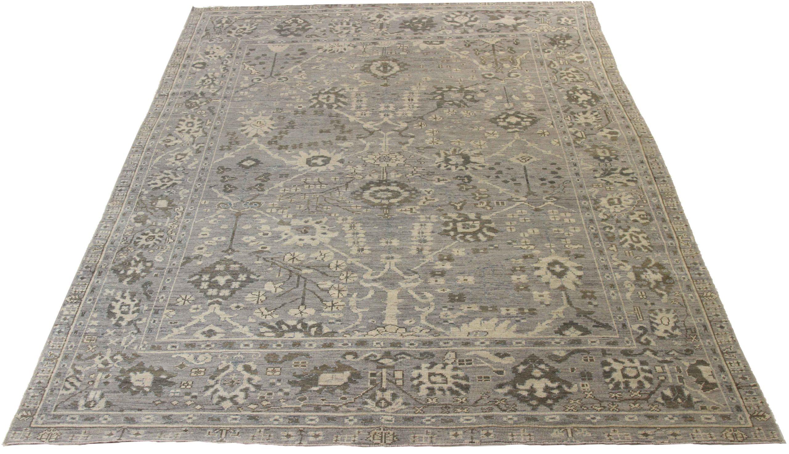 Découvrez l'élégance des tapis persans Oushak de Circa 1990. Conçu avec une attention méticuleuse aux détails, ce design exclusif est parfait pour mettre en valeur votre espace.