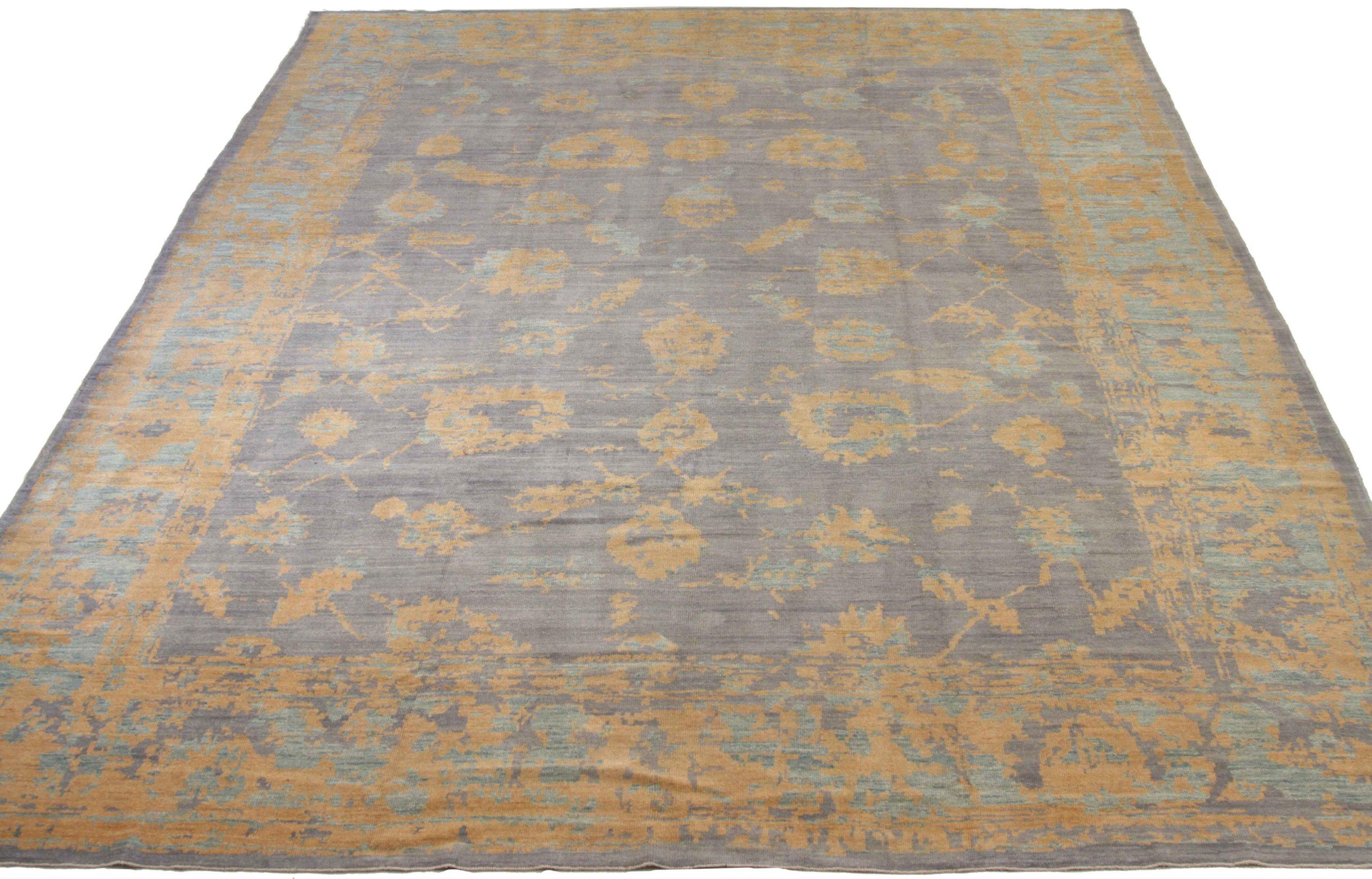 Scopri l'eleganza dei tappeti persiani Oushak con le caratteristiche dei tappeti CIRCA del 1990. Progettato con una meticolosa attenzione ai dettagli, questo design esclusivo è perfetto per valorizzare il tuo spazio.