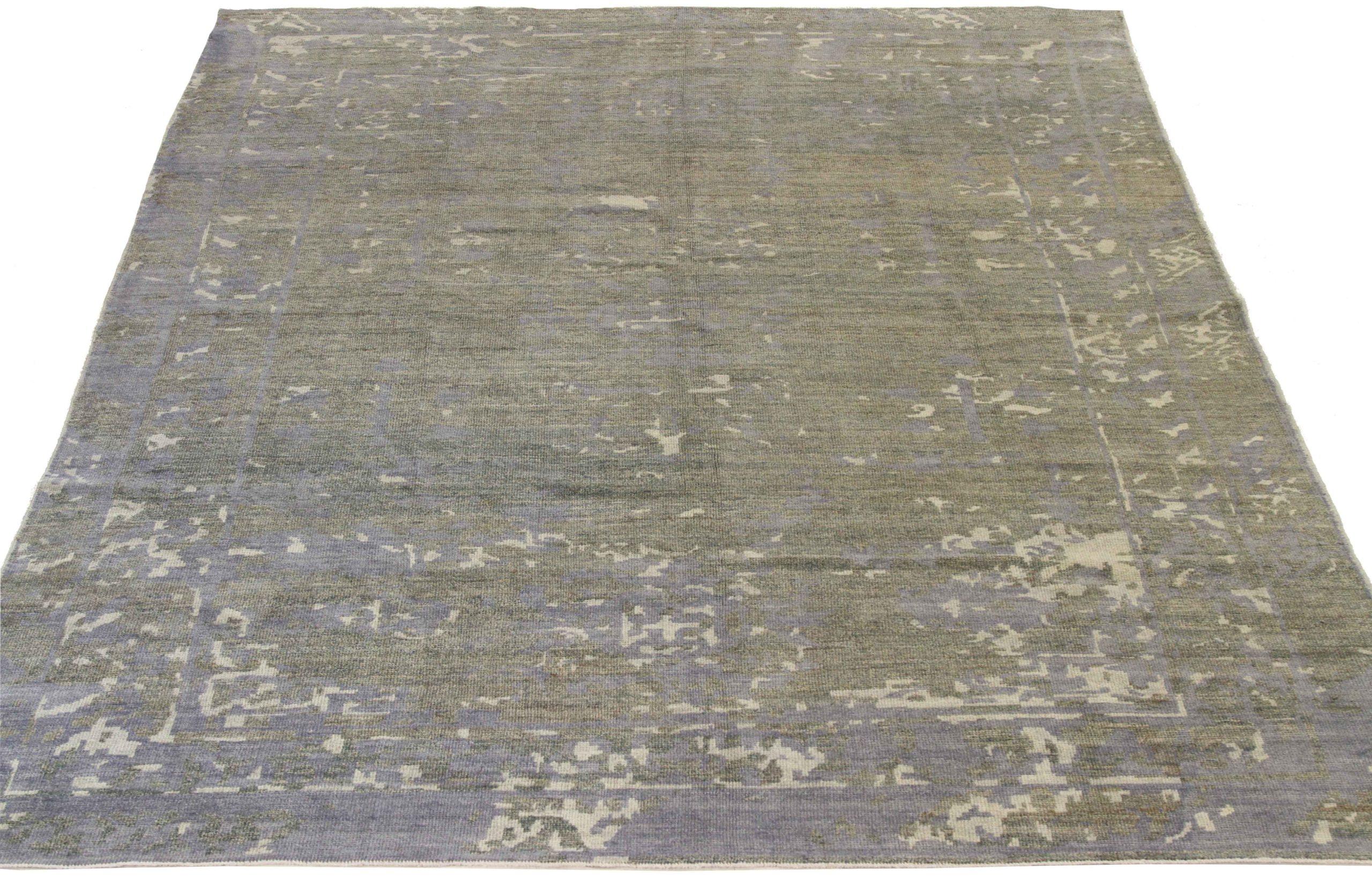 Descubre la elegancia de las alfombras persas Oushak de Circa 1990. Diseñado con meticulosa atención al detalle, este diseño exclusivo es perfecto para realzar tu espacio.