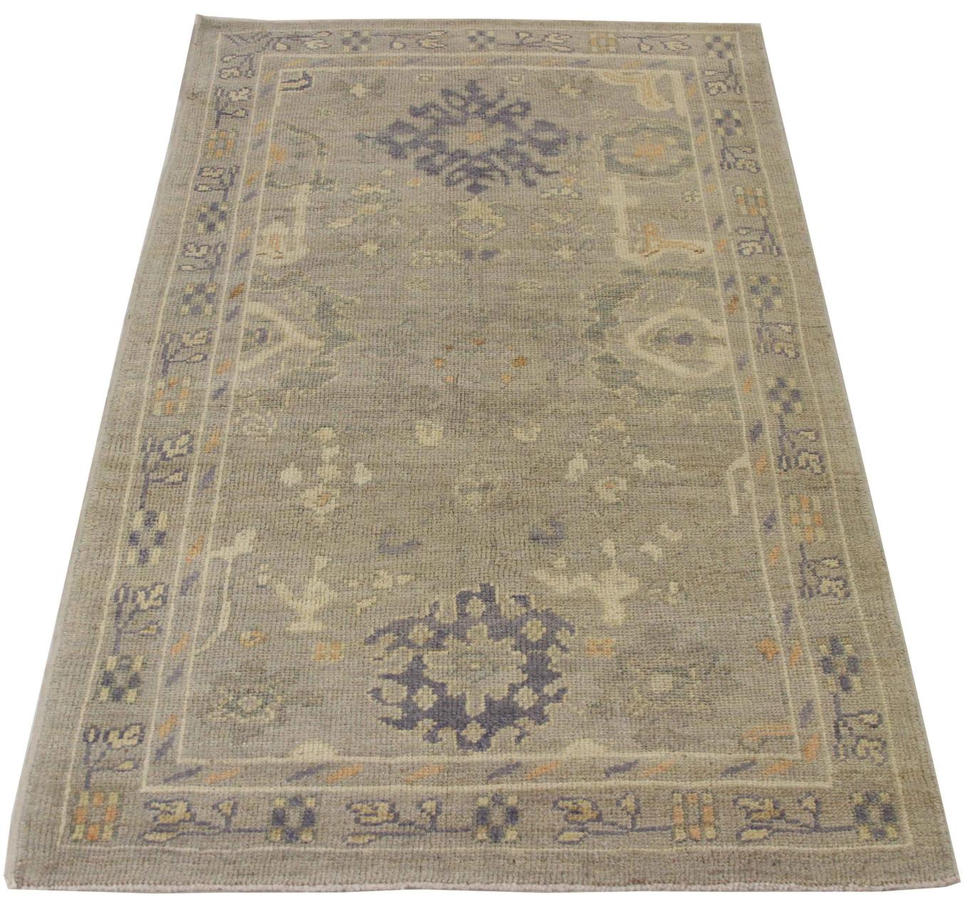 Scopri l'eleganza dei tappeti persiani Oushak con le caratteristiche dei tappeti CIRCA del 1990. Progettato con una meticolosa attenzione ai dettagli, questo design esclusivo è perfetto per valorizzare il tuo spazio.