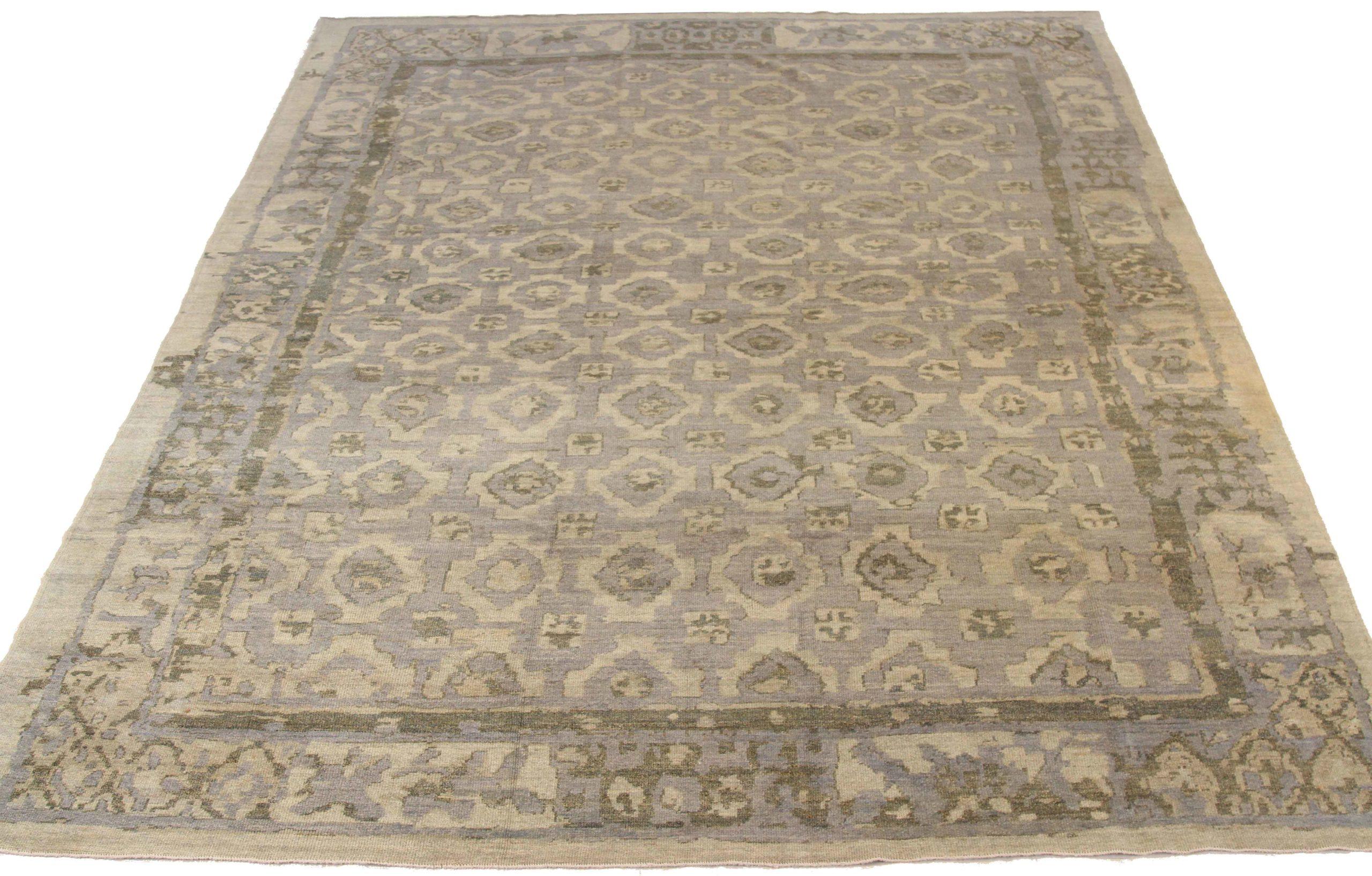 Scopri l'eleganza dei tappeti persiani Oushak con le caratteristiche dei tappeti CIRCA del 1990. Progettato con una meticolosa attenzione ai dettagli, questo design esclusivo è perfetto per valorizzare il tuo spazio.