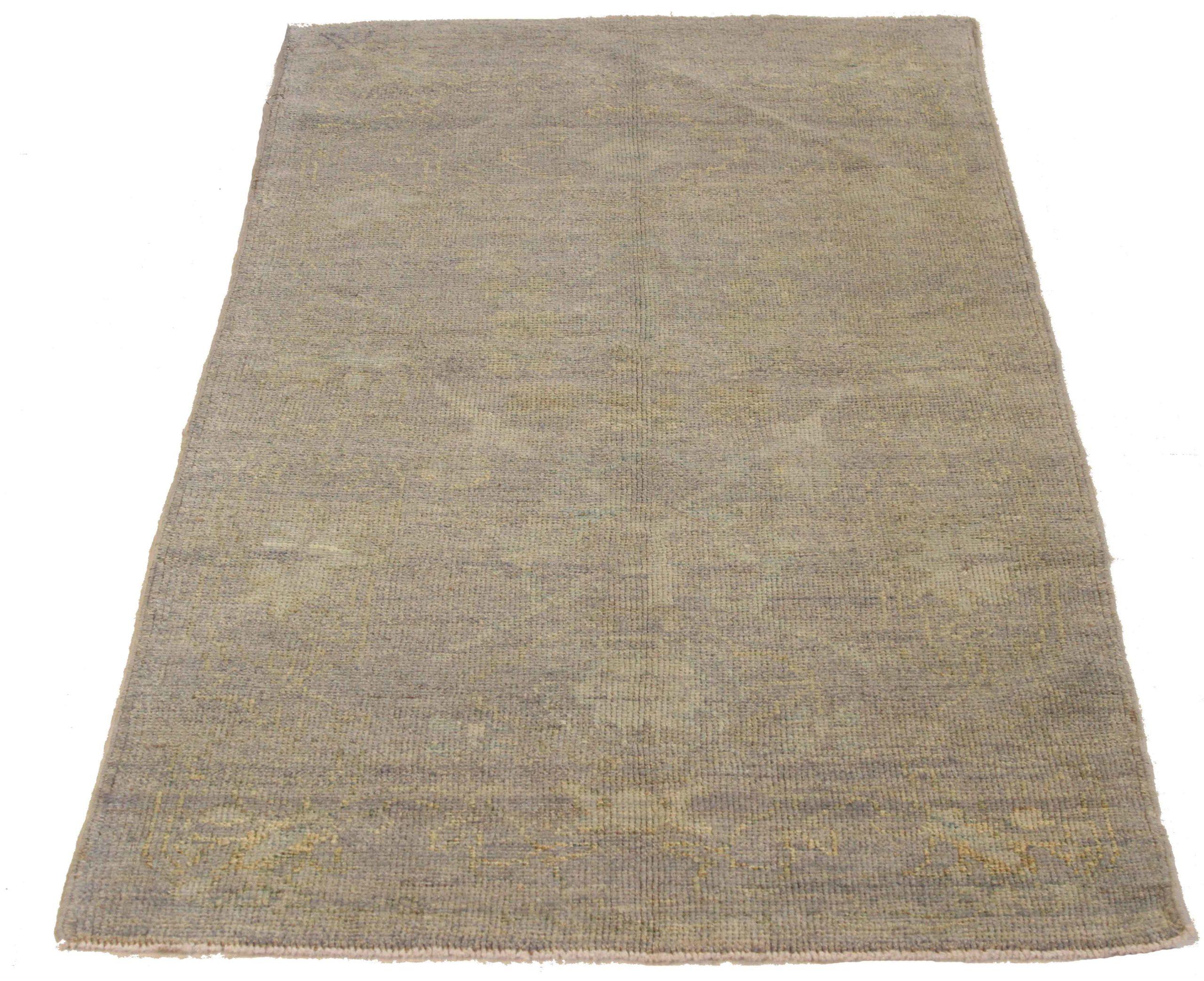 Découvrez l'élégance des tapis persans Oushak de Circa 1990. Conçu avec une attention méticuleuse aux détails, ce design exclusif est parfait pour mettre en valeur votre espace.