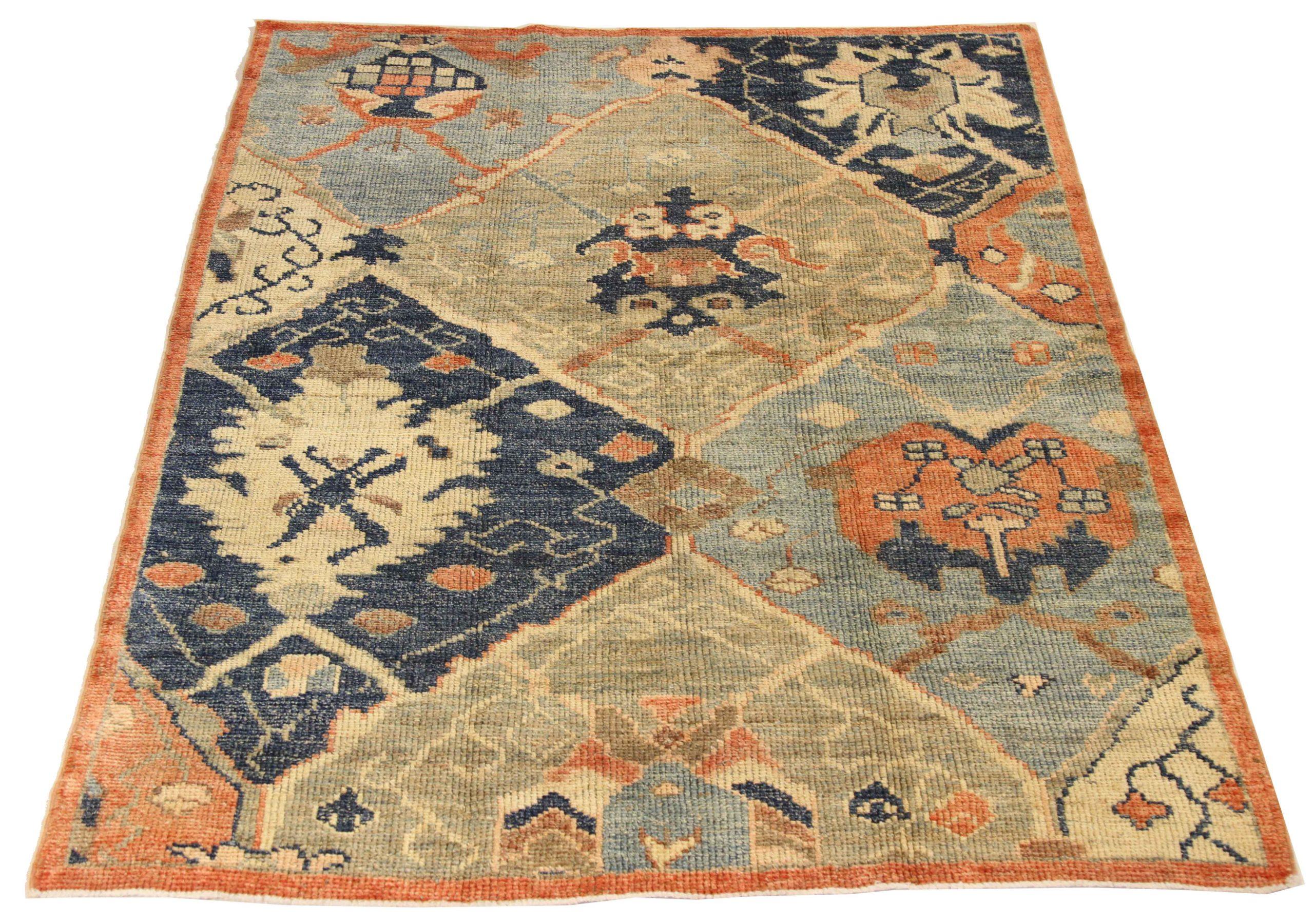 Descubre la elegancia de las alfombras persas Oushak de Circa 1990. Diseñado con meticulosa atención al detalle, este diseño exclusivo es perfecto para realzar tu espacio.