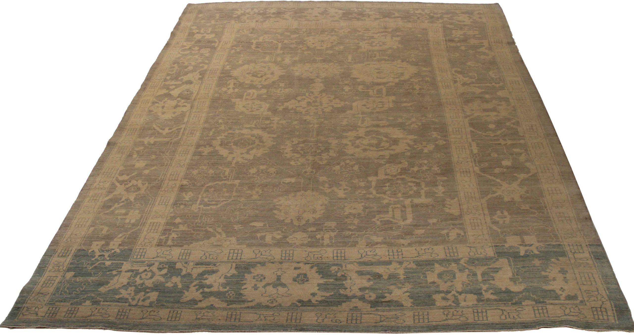 Descubre la elegancia de las alfombras persas Oushak de Circa 1990. Diseñado con meticulosa atención al detalle, este diseño exclusivo es perfecto para realzar tu espacio.