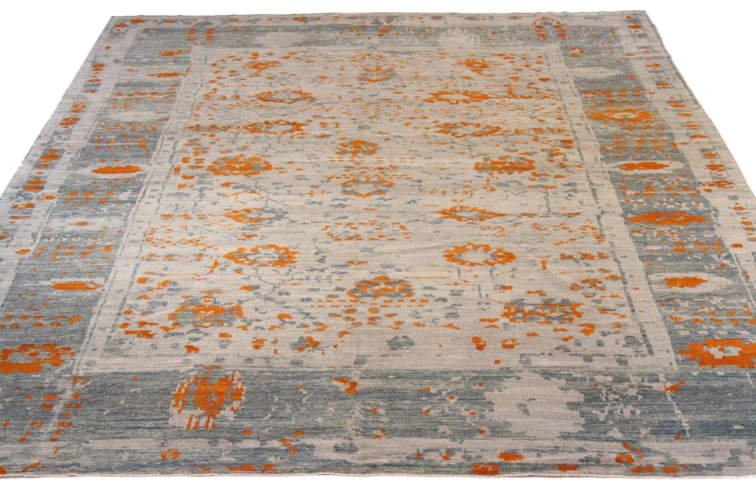 Descubre la elegancia de las alfombras persas Oushak de Circa 1990. Diseñado con meticulosa atención al detalle, este diseño exclusivo es perfecto para realzar tu espacio.