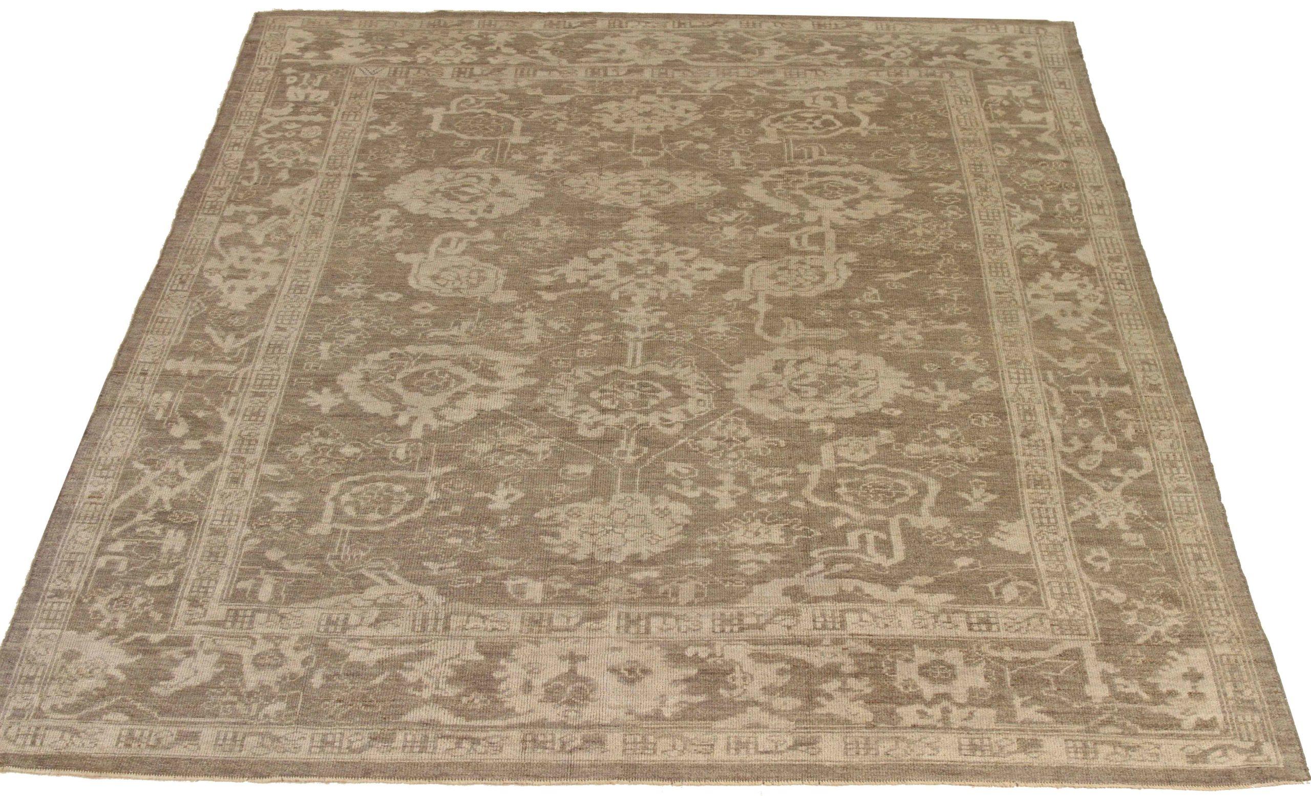 Découvrez l'élégance des tapis persans Oushak de Circa 1990. Conçu avec une attention méticuleuse aux détails, ce design exclusif est parfait pour mettre en valeur votre espace.