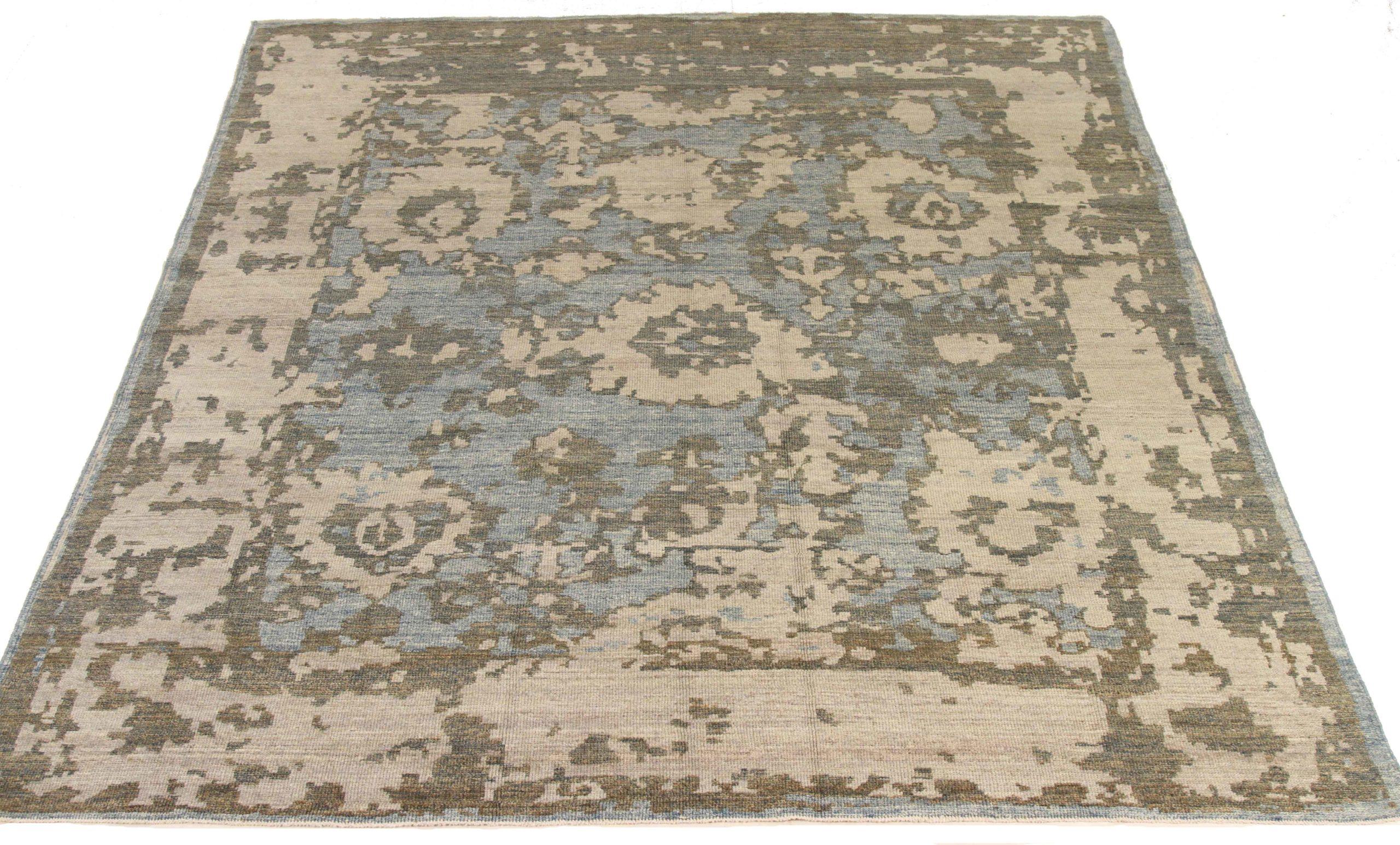 Descubre la elegancia de las alfombras persas Oushak de Circa 1990. Diseñado con meticulosa atención al detalle, este diseño exclusivo es perfecto para realzar tu espacio.
