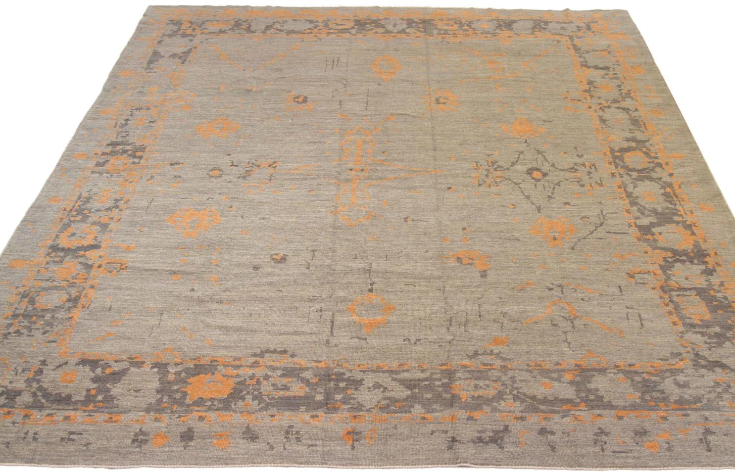 Descubre la elegancia de las alfombras persas Oushak de Circa 1990. Diseñado con meticulosa atención al detalle, este diseño exclusivo es perfecto para realzar tu espacio.