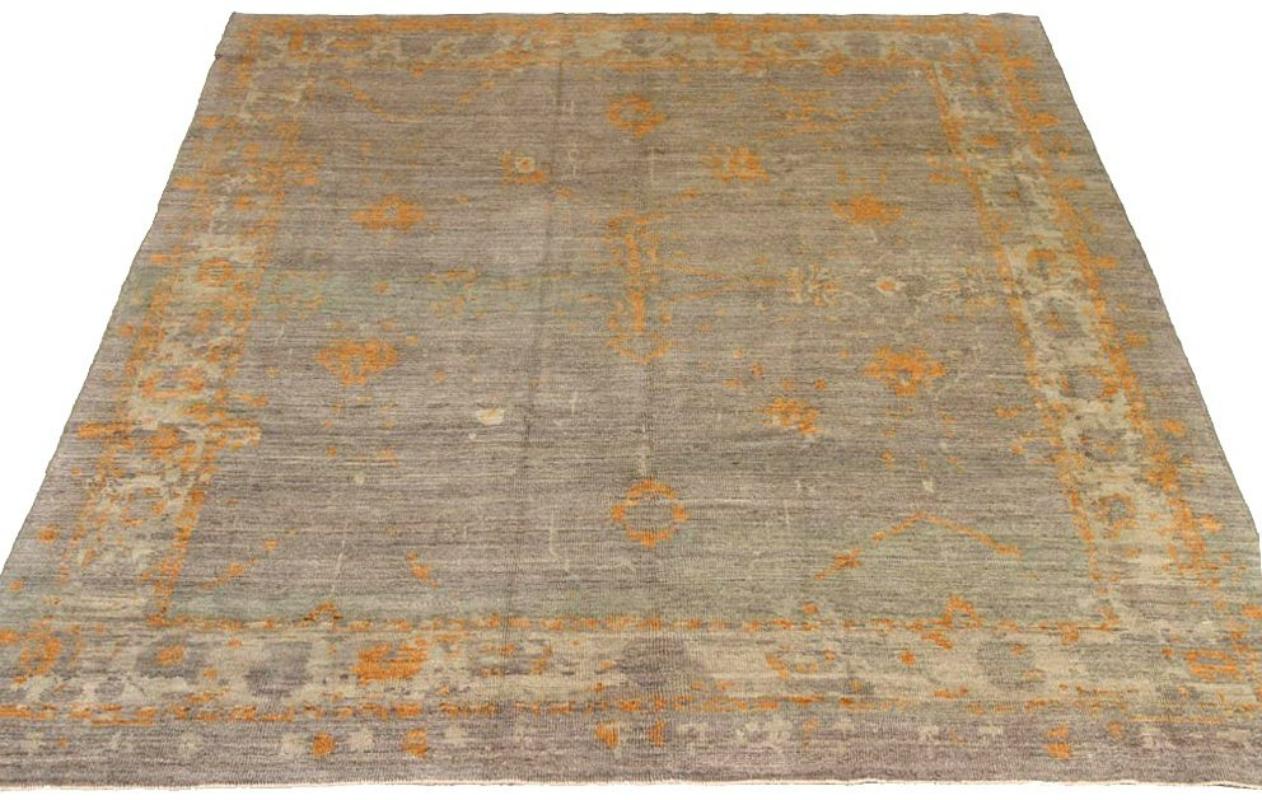 Descubre la elegancia de las alfombras persas Oushak de Circa 1990. Diseñado con meticulosa atención al detalle, este diseño exclusivo es perfecto para realzar tu espacio.
