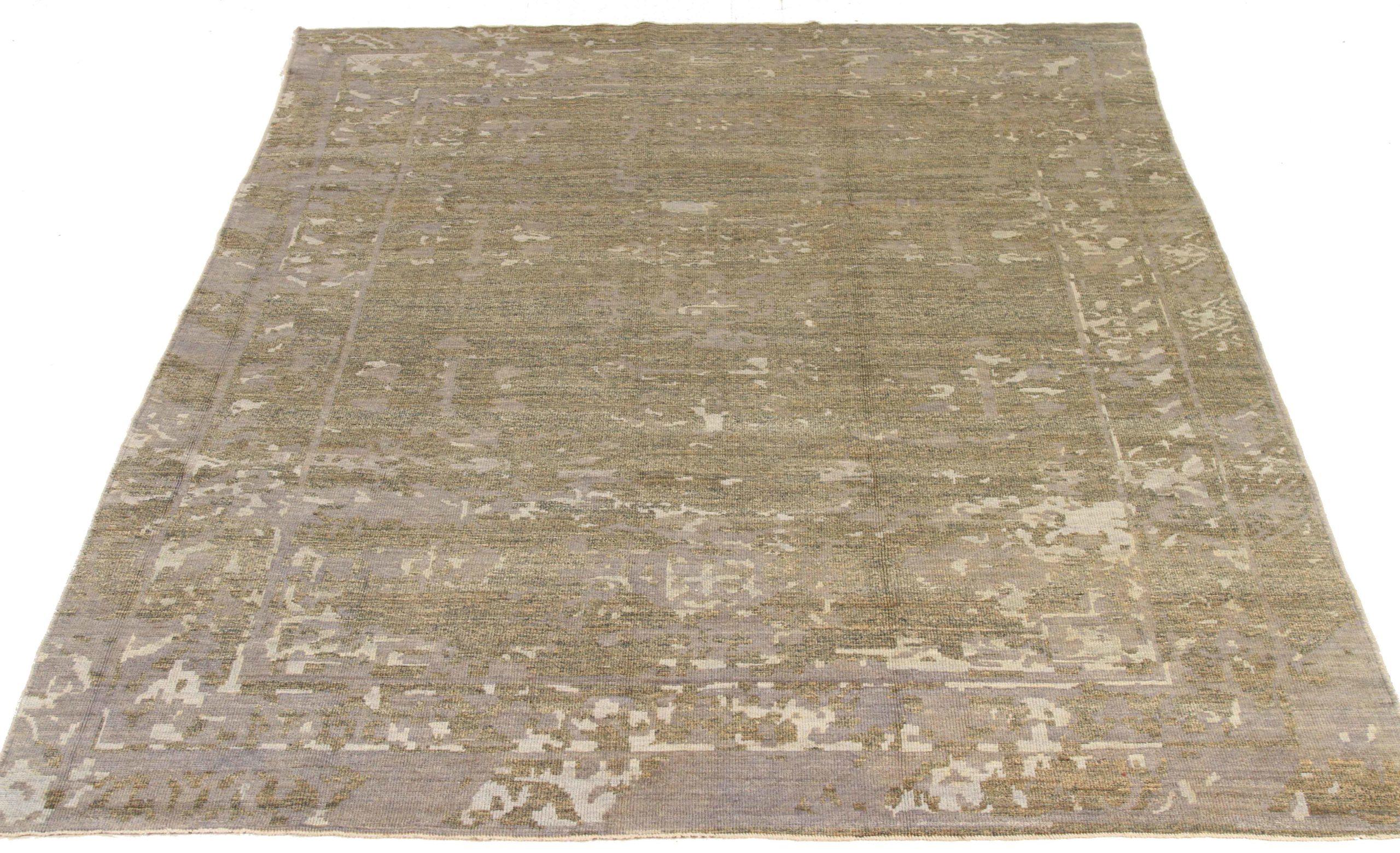 Scopri l'eleganza dei tappeti persiani Oushak con le caratteristiche dei tappeti CIRCA del 1990. Progettato con una meticolosa attenzione ai dettagli, questo design esclusivo è perfetto per valorizzare il tuo spazio.