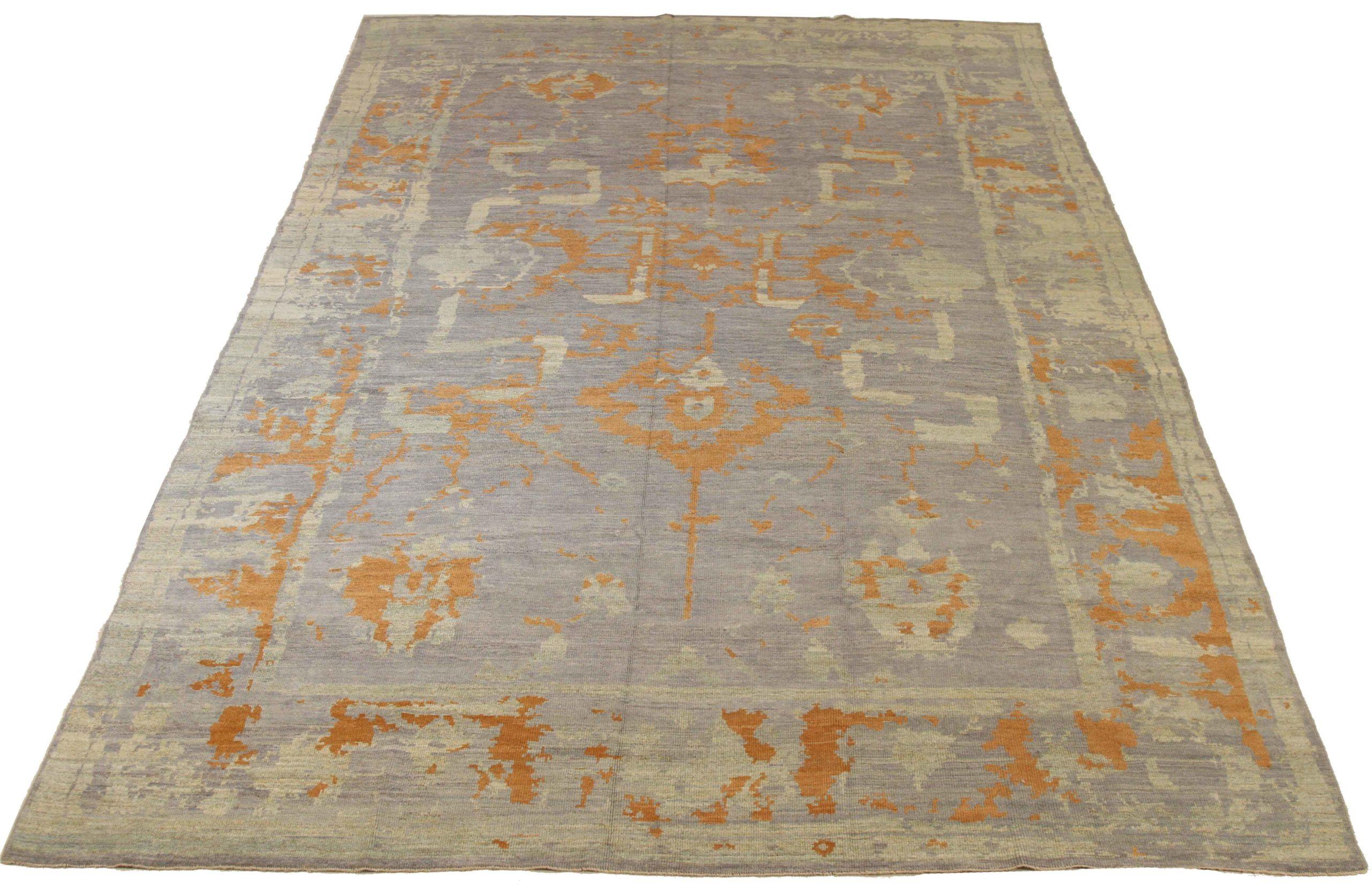 Descubre la elegancia de las alfombras persas Oushak de Circa 1990. Diseñado con meticulosa atención al detalle, este diseño exclusivo es perfecto para realzar tu espacio.
