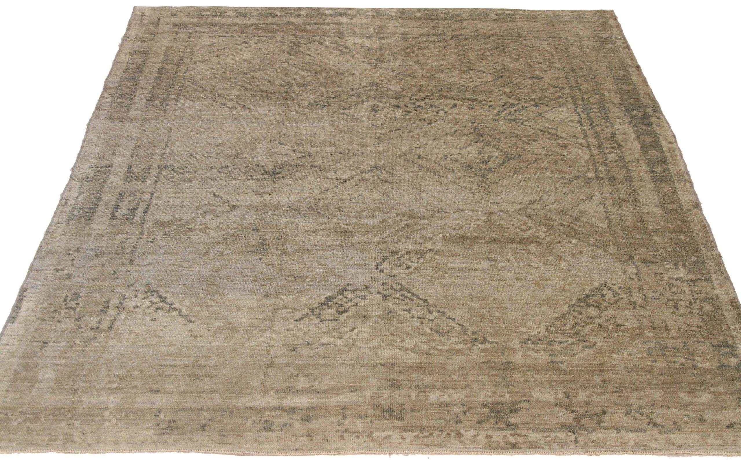 Descubre la elegancia de las alfombras persas Oushak de Circa 1990. Diseñado con meticulosa atención al detalle, este diseño exclusivo es perfecto para realzar tu espacio.