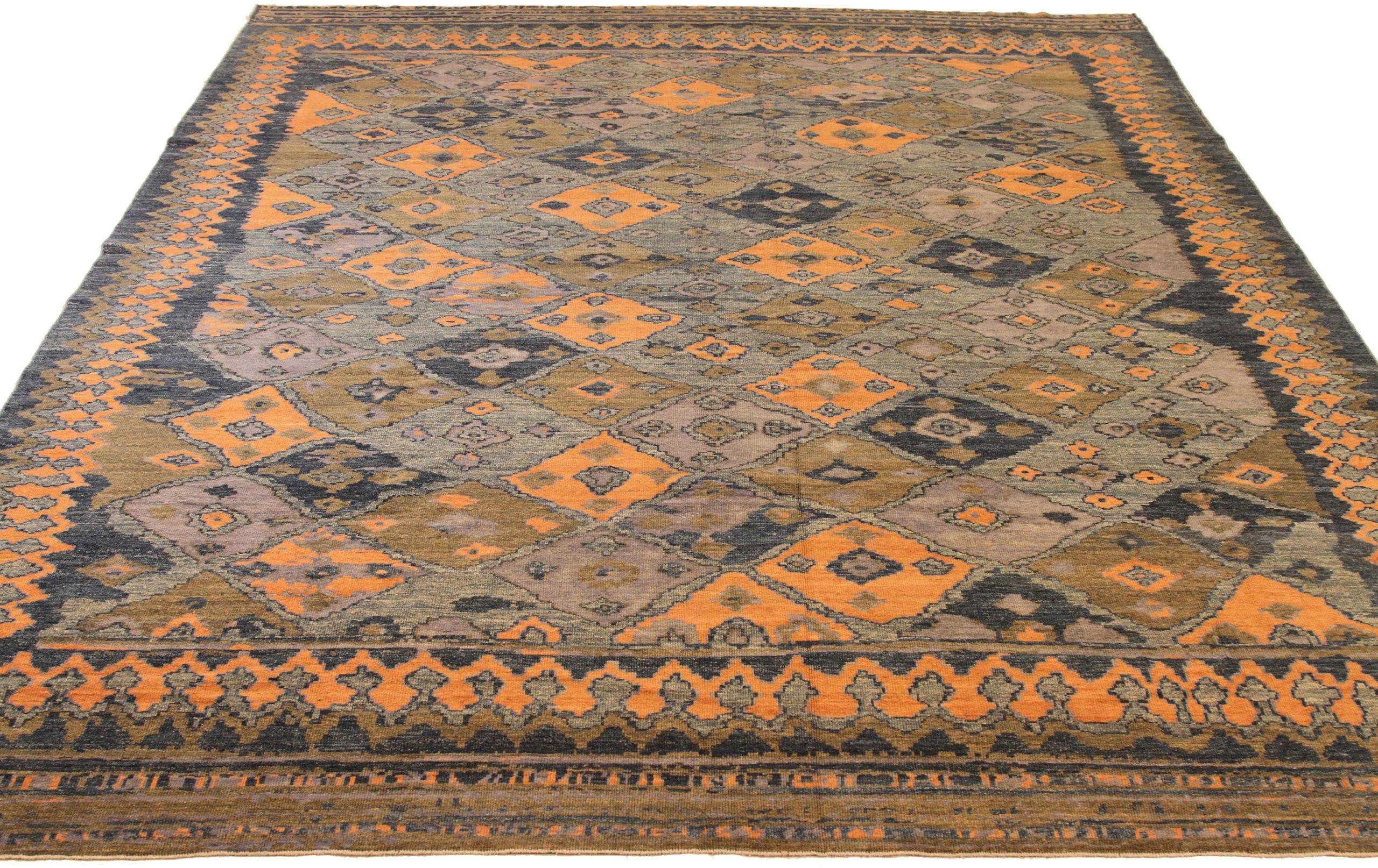Découvrez l'élégance des tapis persans Oushak de Circa 1990. Conçu avec une attention méticuleuse aux détails, ce design exclusif est parfait pour mettre en valeur votre espace.