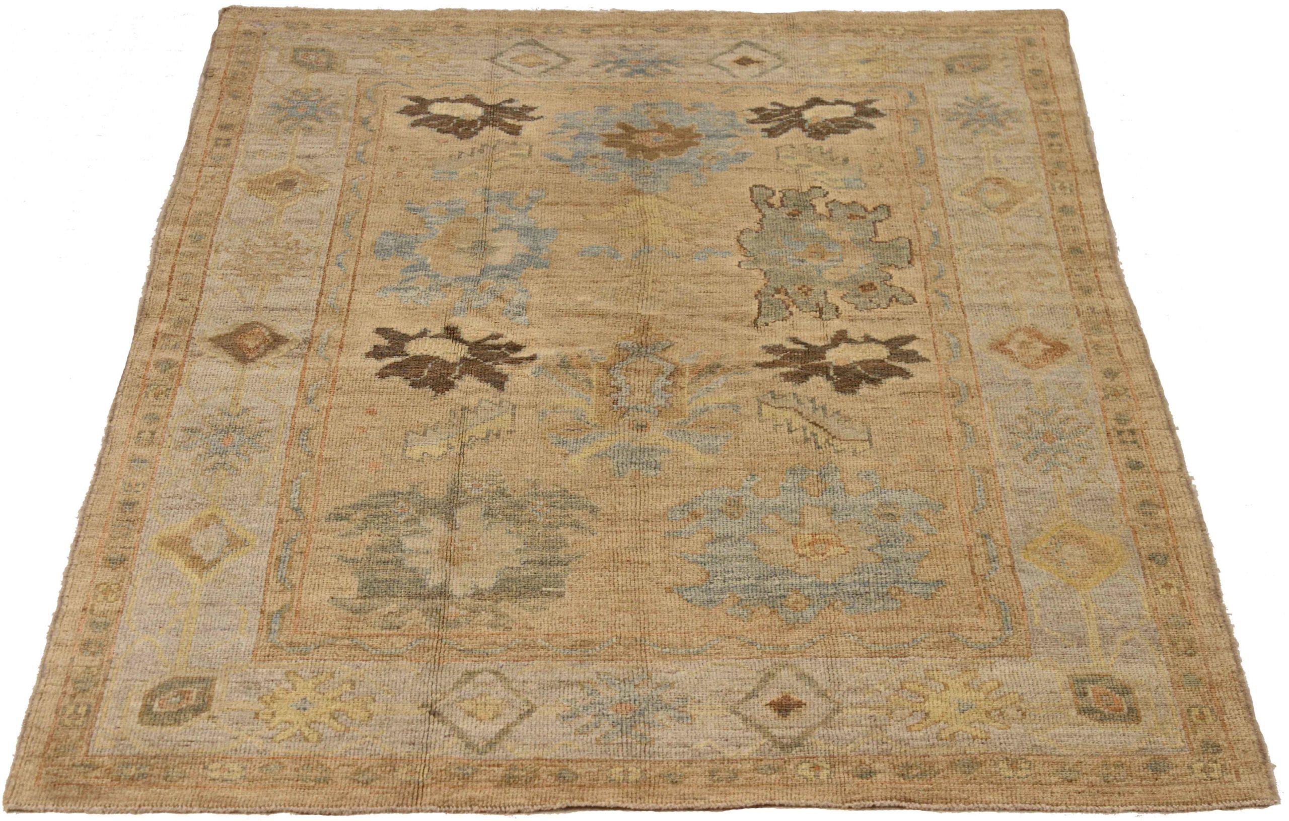 Scopri l'eleganza dei tappeti persiani Oushak con le caratteristiche dei tappeti CIRCA del 1990. Progettato con una meticolosa attenzione ai dettagli, questo design esclusivo è perfetto per valorizzare il tuo spazio.