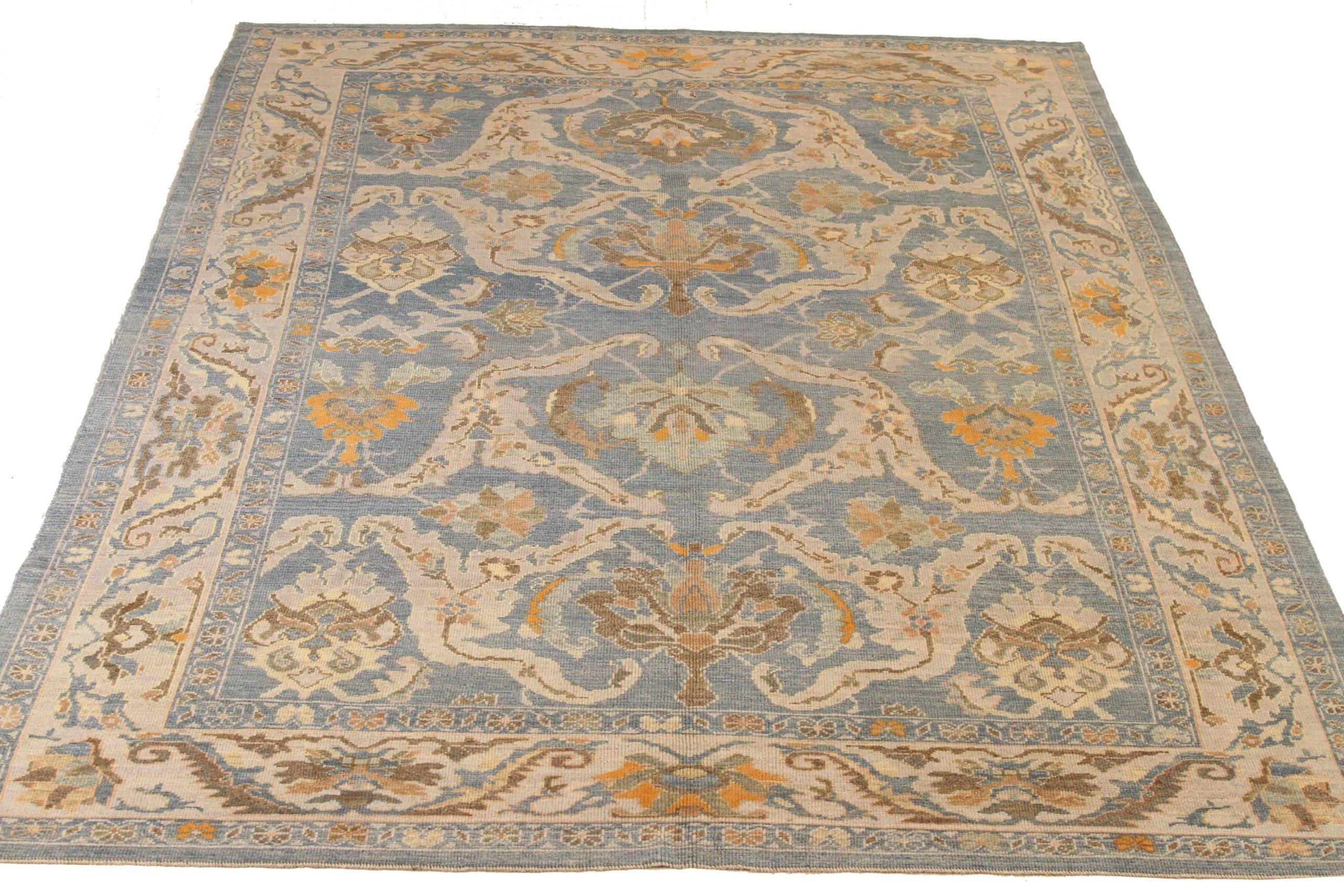 Descubre la elegancia de las alfombras persas Oushak de Circa 1990. Diseñado con meticulosa atención al detalle, este diseño exclusivo es perfecto para realzar tu espacio.