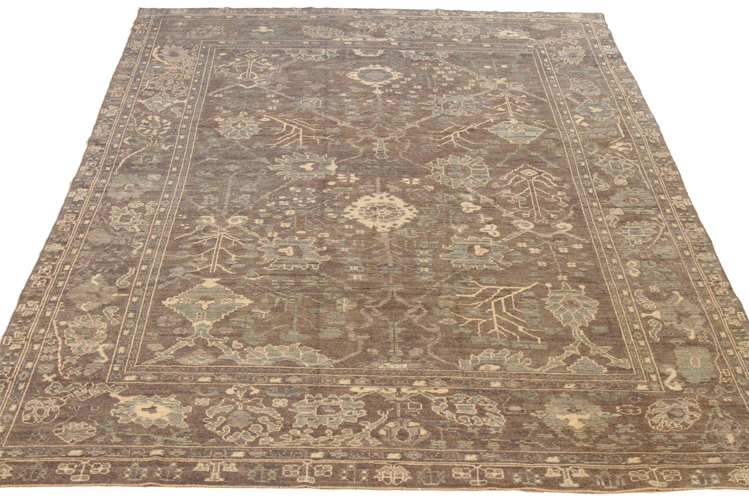 Descubre la elegancia de las alfombras persas Oushak de Circa 1990. Diseñado con meticulosa atención al detalle, este diseño exclusivo es perfecto para realzar tu espacio.