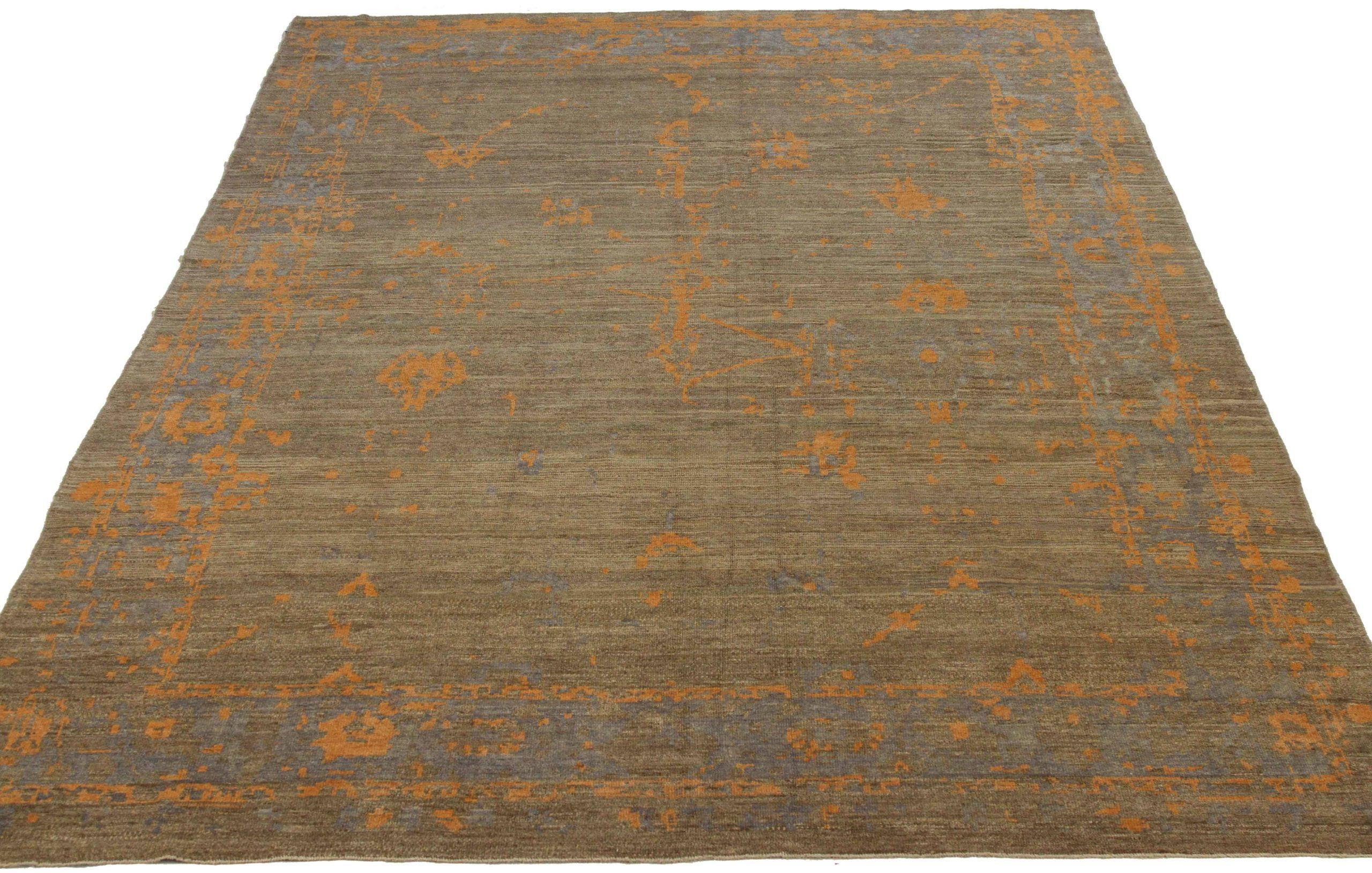 Découvrez l'élégance des tapis persans Oushak de Circa 1990. Conçu avec une attention méticuleuse aux détails, ce design exclusif est parfait pour mettre en valeur votre espace.