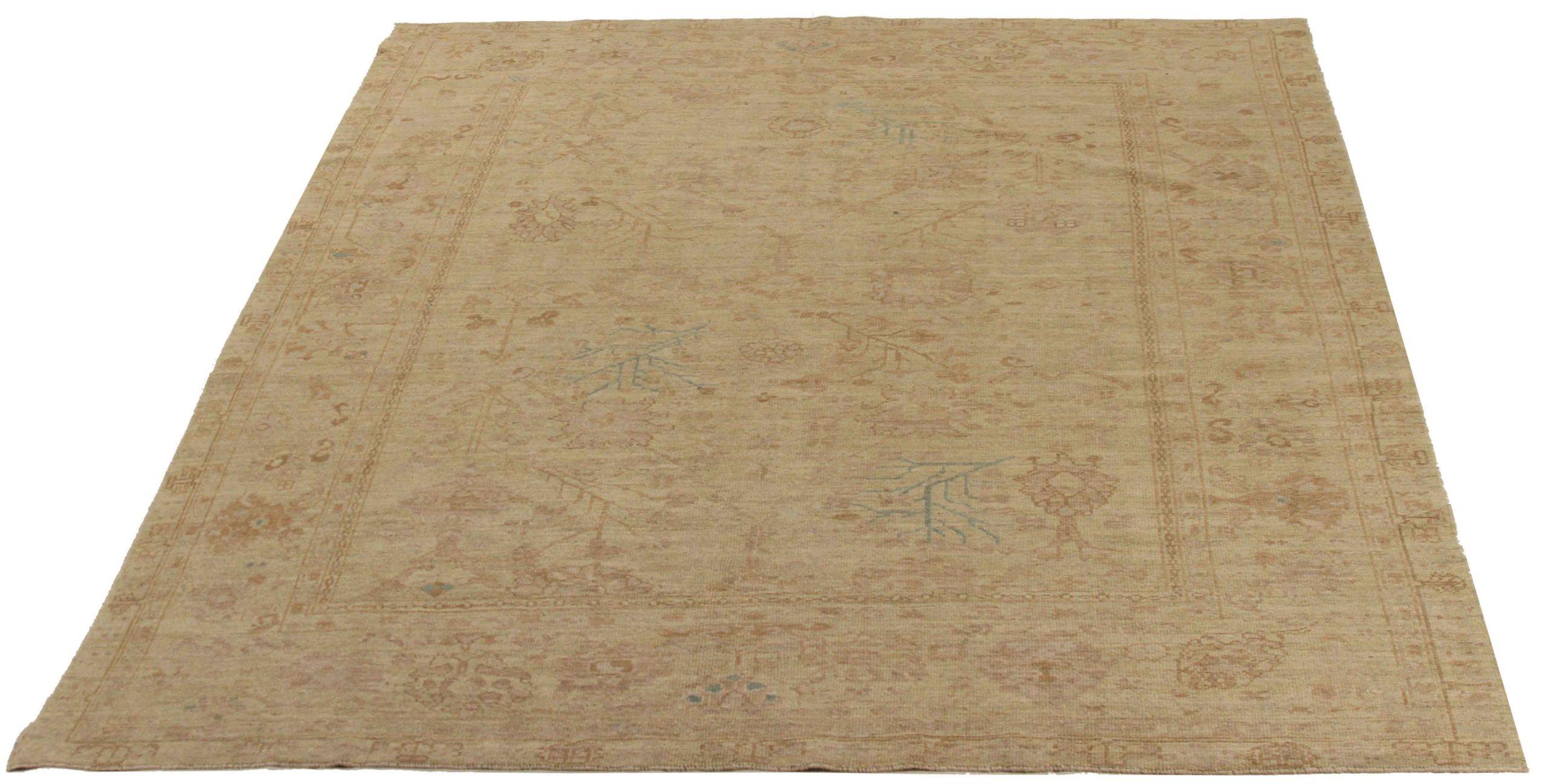 Découvrez l'élégance des tapis persans Oushak de Circa 1990. Conçu avec une attention méticuleuse aux détails, ce design exclusif est parfait pour mettre en valeur votre espace.