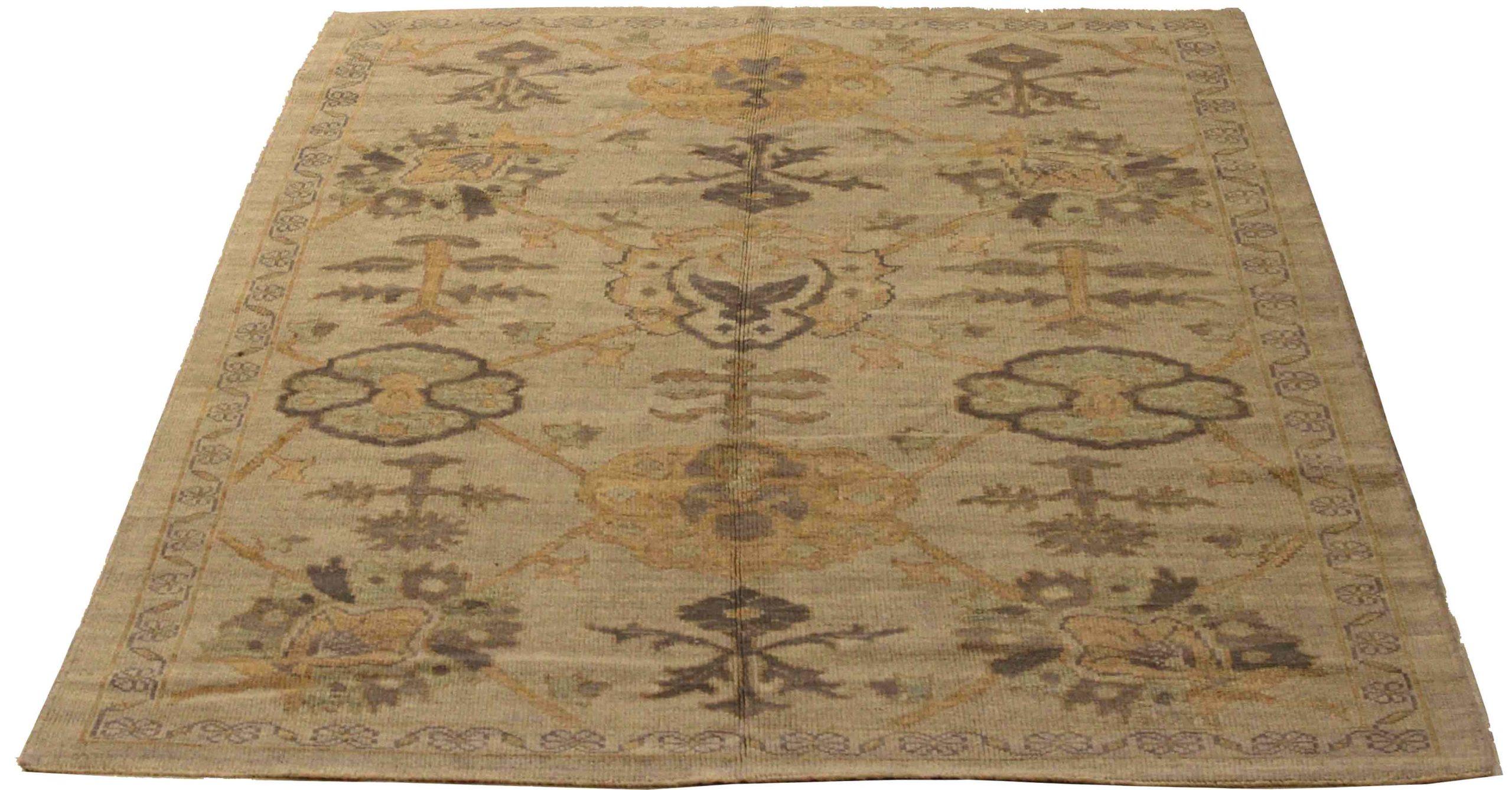 Scopri l'eleganza dei tappeti persiani Oushak con le caratteristiche dei tappeti CIRCA del 1990. Progettato con una meticolosa attenzione ai dettagli, questo design esclusivo è perfetto per valorizzare il tuo spazio.
