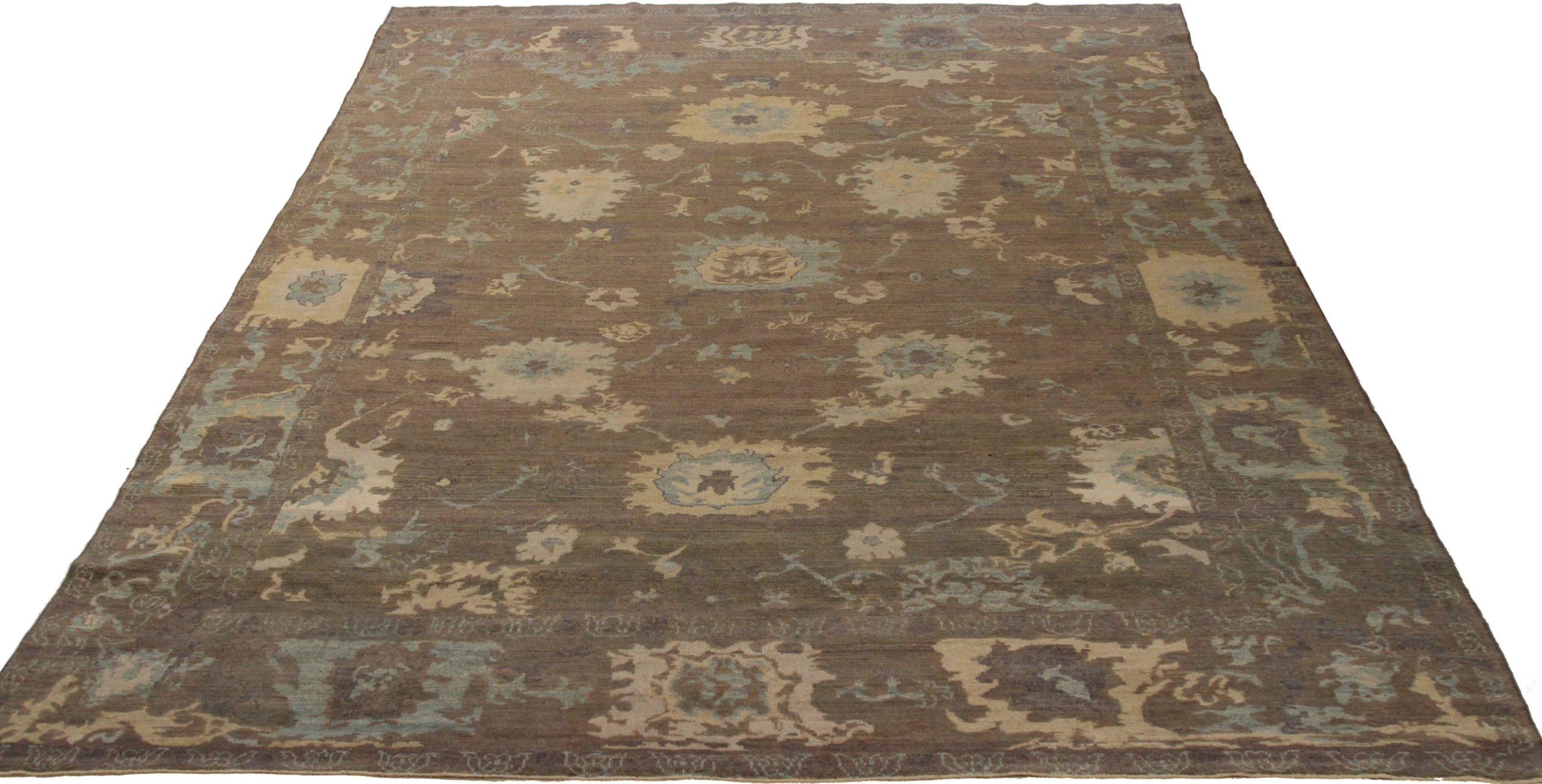 Scopri l'eleganza dei tappeti persiani Oushak con le caratteristiche dei tappeti CIRCA del 1990. Progettato con una meticolosa attenzione ai dettagli, questo design esclusivo è perfetto per valorizzare il tuo spazio.