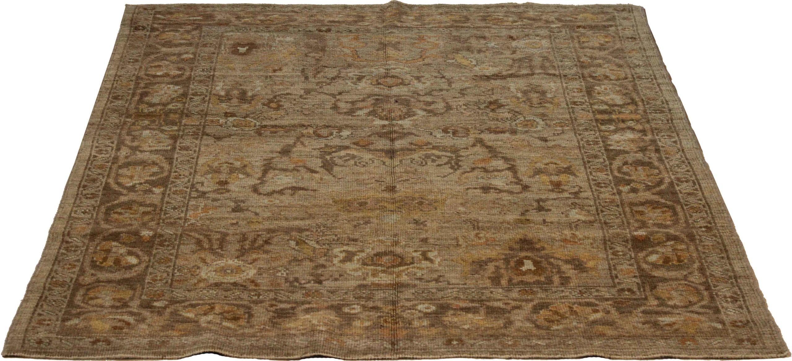 Découvrez l'élégance des tapis persans Oushak de Circa 1990. Conçu avec une attention méticuleuse aux détails, ce design exclusif est parfait pour mettre en valeur votre espace.
