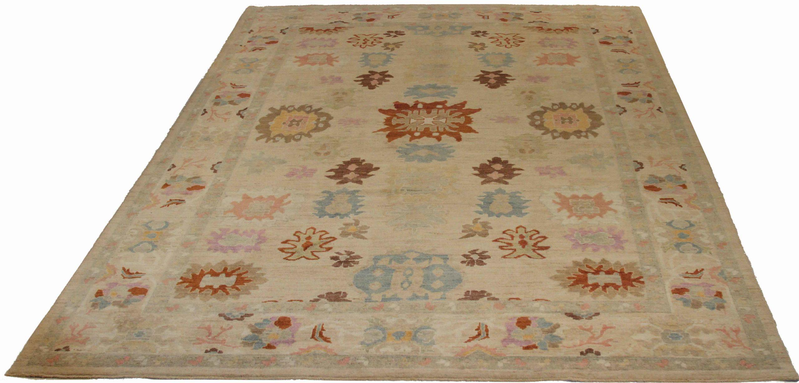 Scopri l'eleganza dei tappeti persiani Oushak con le caratteristiche dei tappeti CIRCA del 1990. Progettato con una meticolosa attenzione ai dettagli, questo design esclusivo è perfetto per valorizzare il tuo spazio.