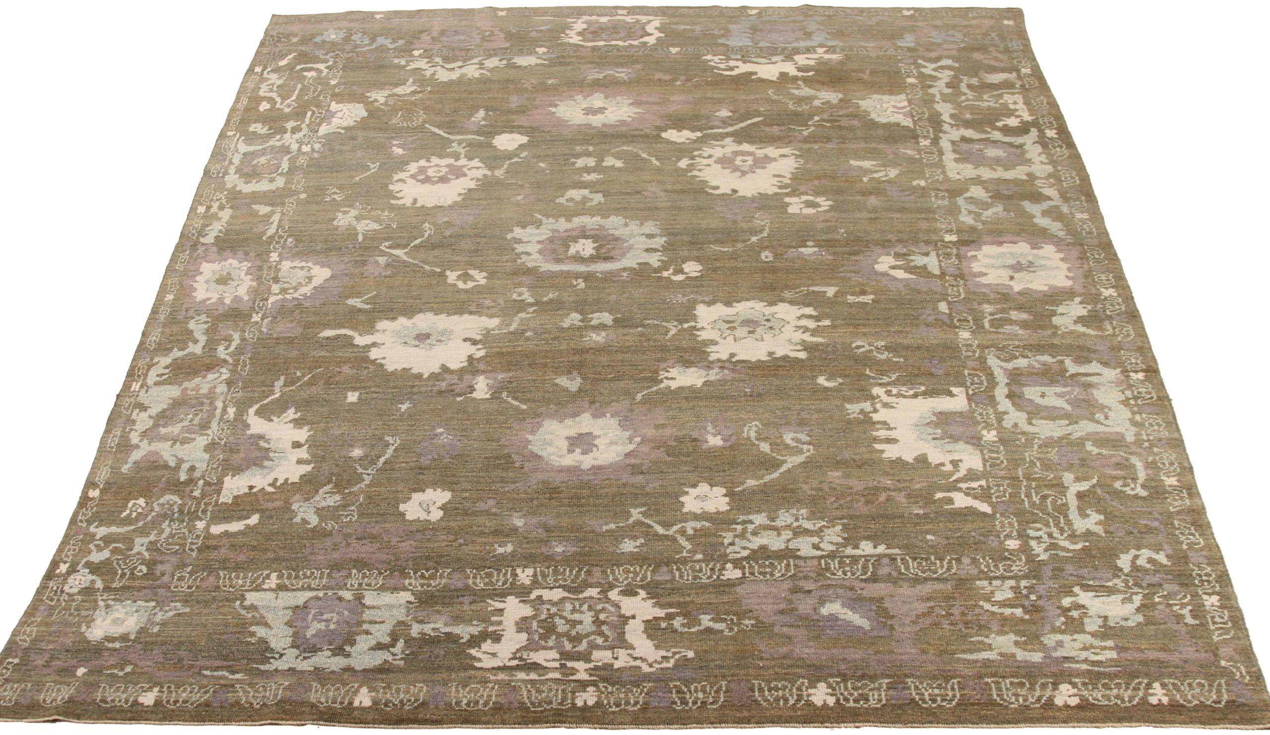 Descubre la elegancia de las alfombras persas Oushak de Circa 1990. Diseñado con meticulosa atención al detalle, este diseño exclusivo es perfecto para realzar tu espacio.
